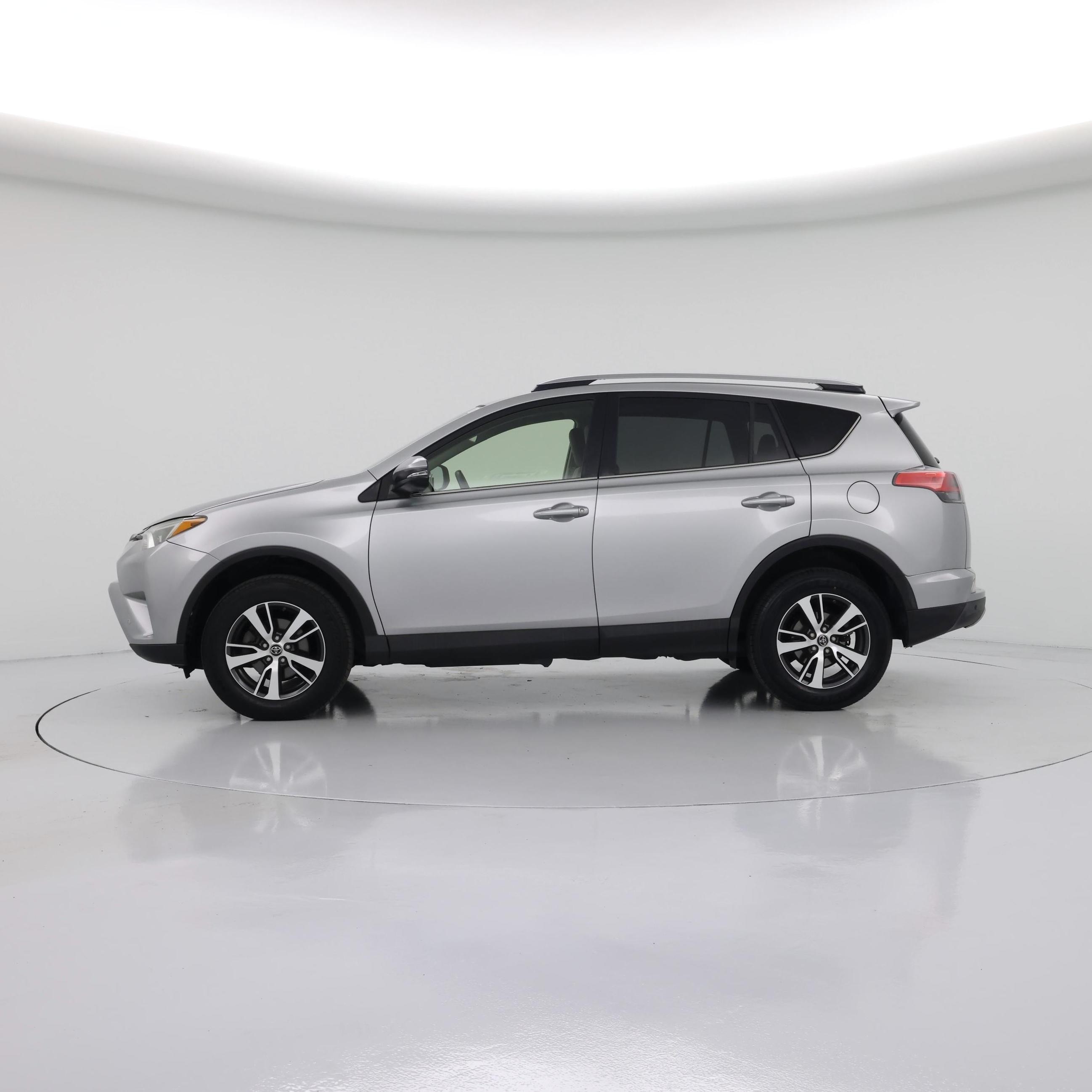 Thumbnail: 2018 Toyota RAV4 - 3