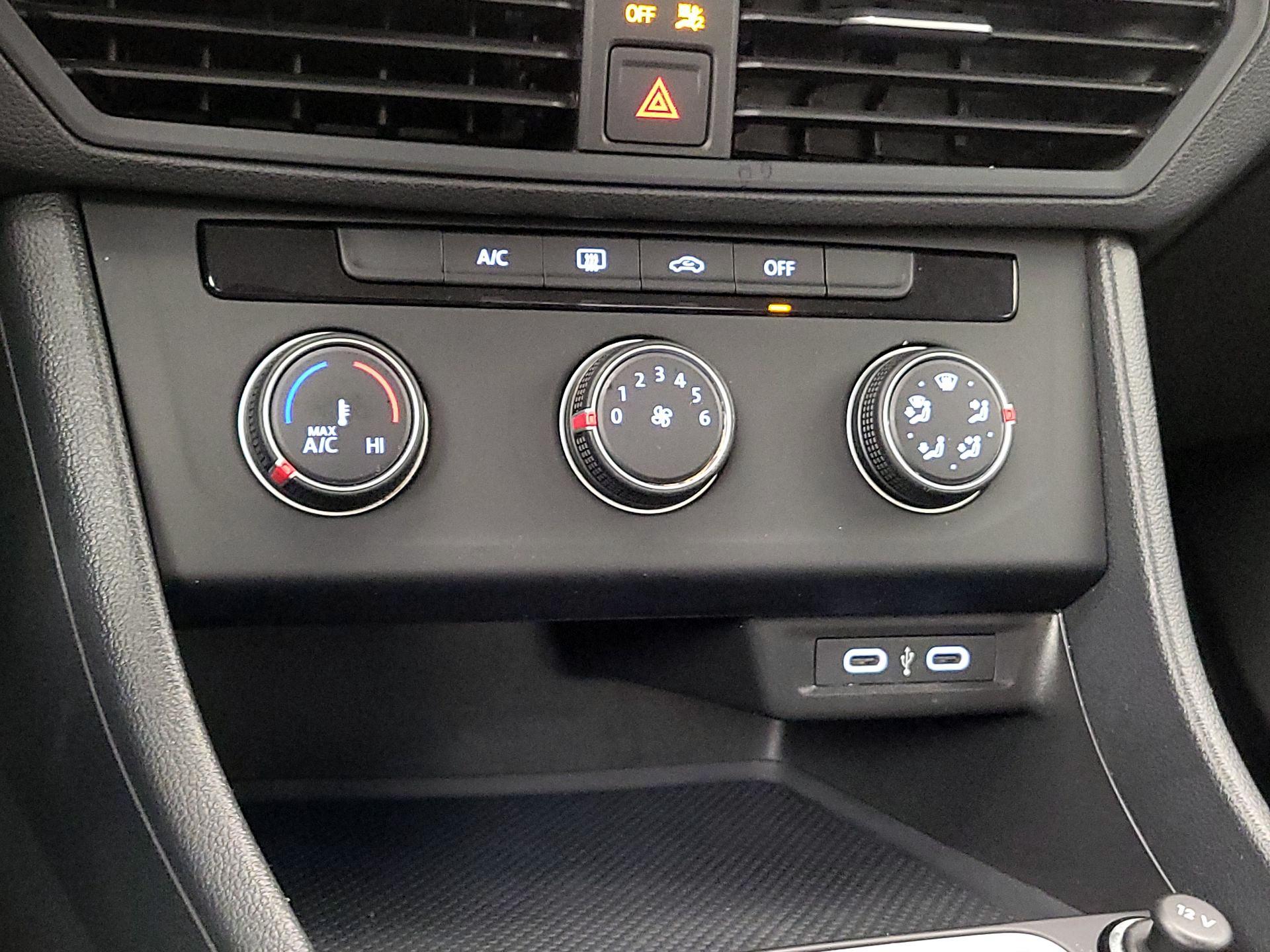 Thumbnail: 2024 Volkswagen Jetta - 16