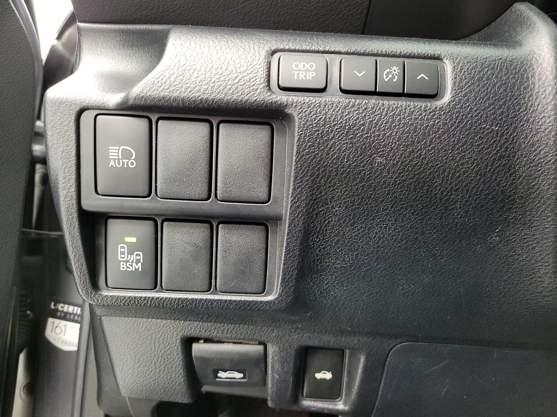 Thumbnail: 2019 Lexus IS - 13