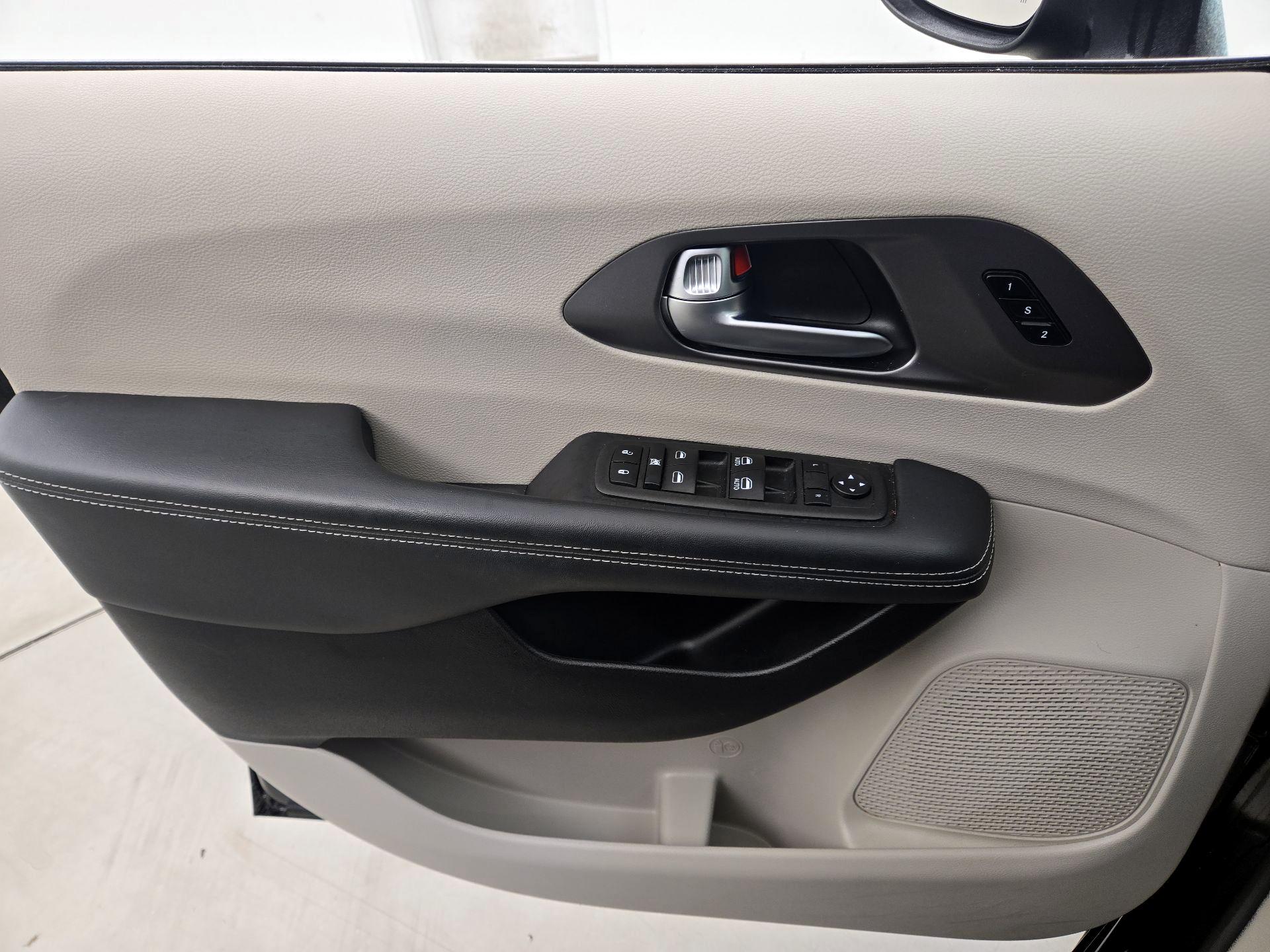 Thumbnail: 2023 Chrysler Pacifica - 12