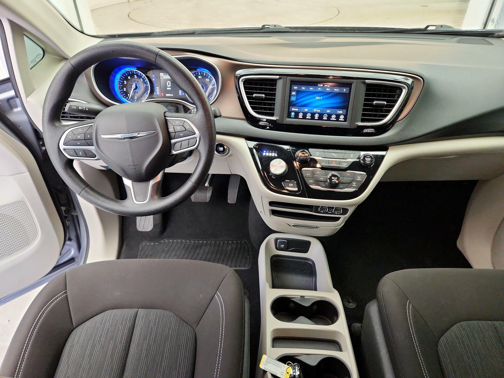 Thumbnail: 2021 Chrysler Voyager - 9