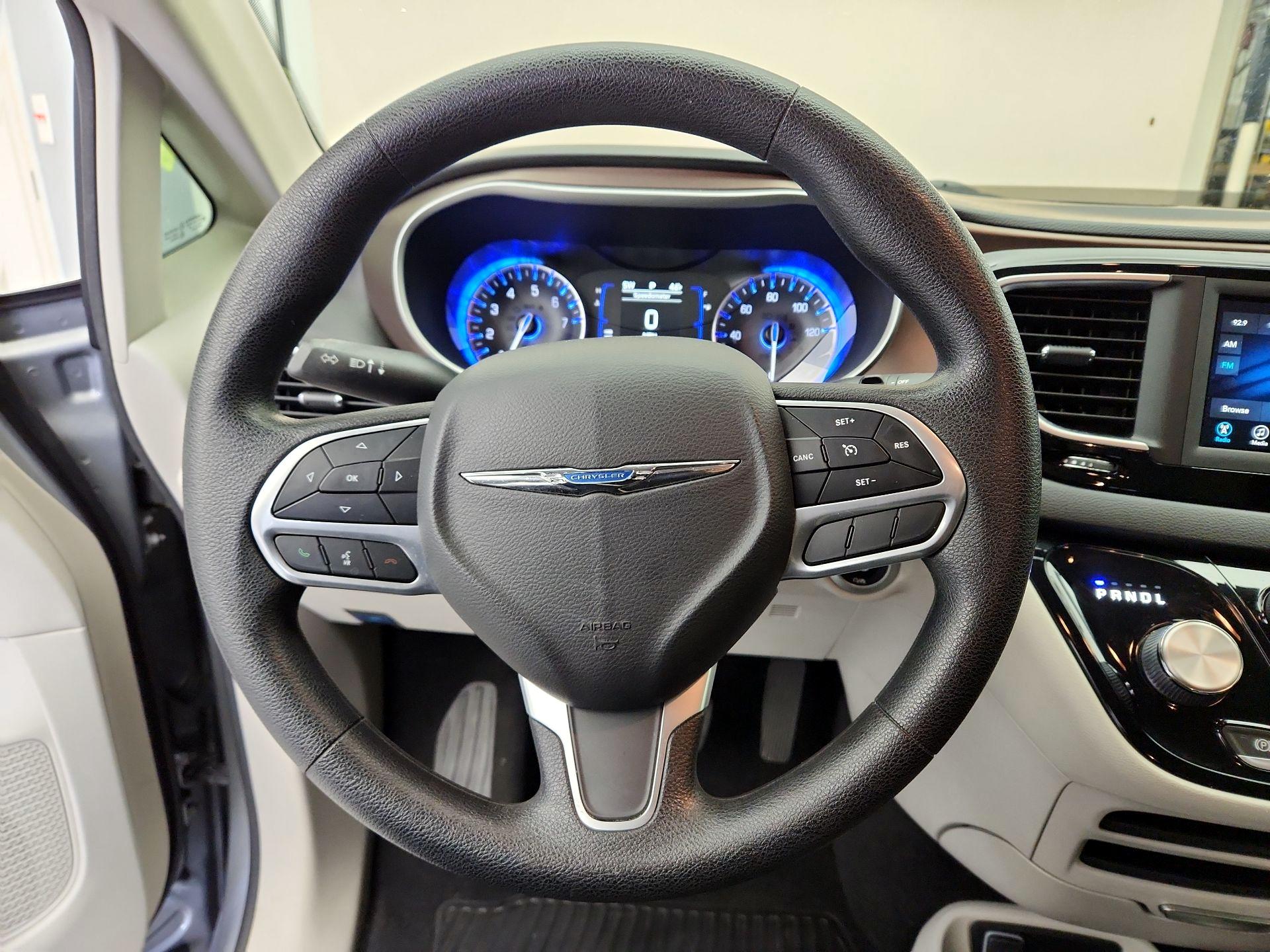 Thumbnail: 2021 Chrysler Voyager - 10