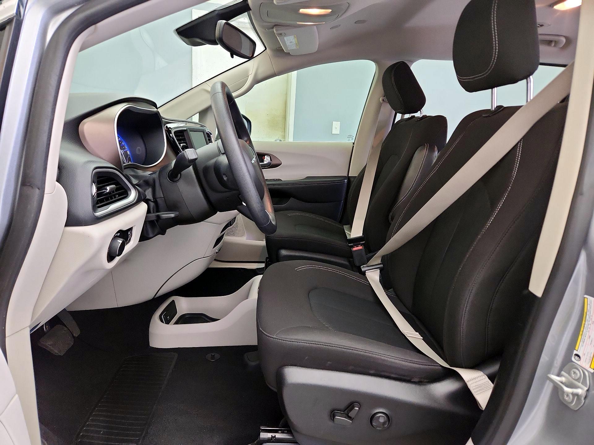 Thumbnail: 2021 Chrysler Voyager - 11