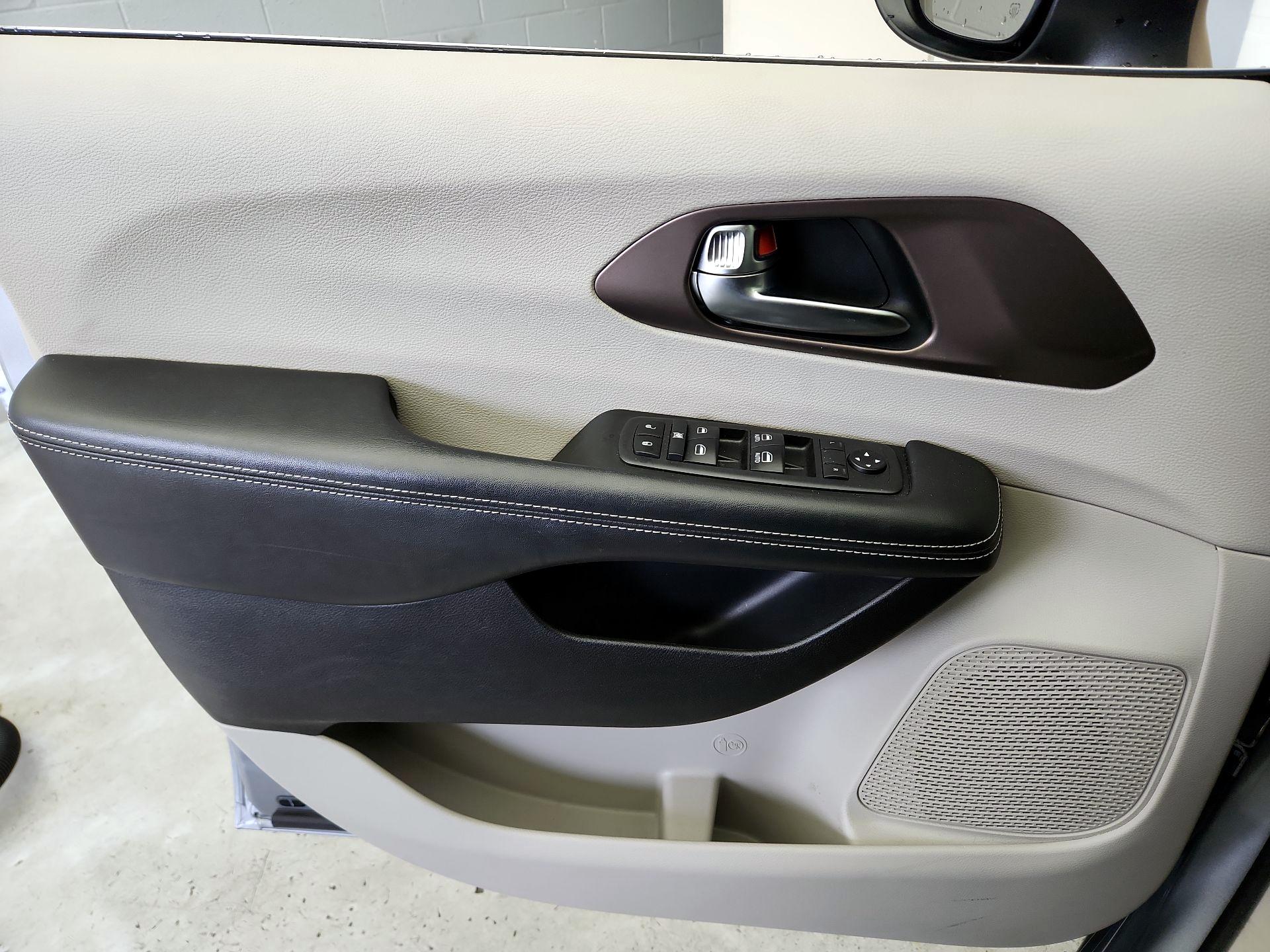 Thumbnail: 2021 Chrysler Voyager - 12