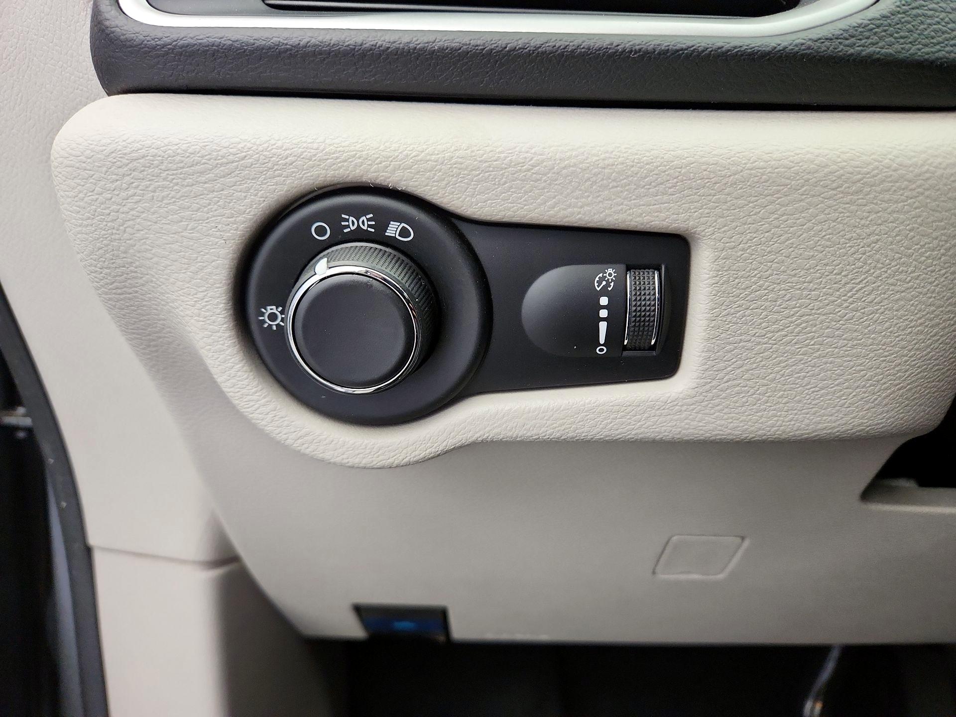 Thumbnail: 2021 Chrysler Voyager - 13