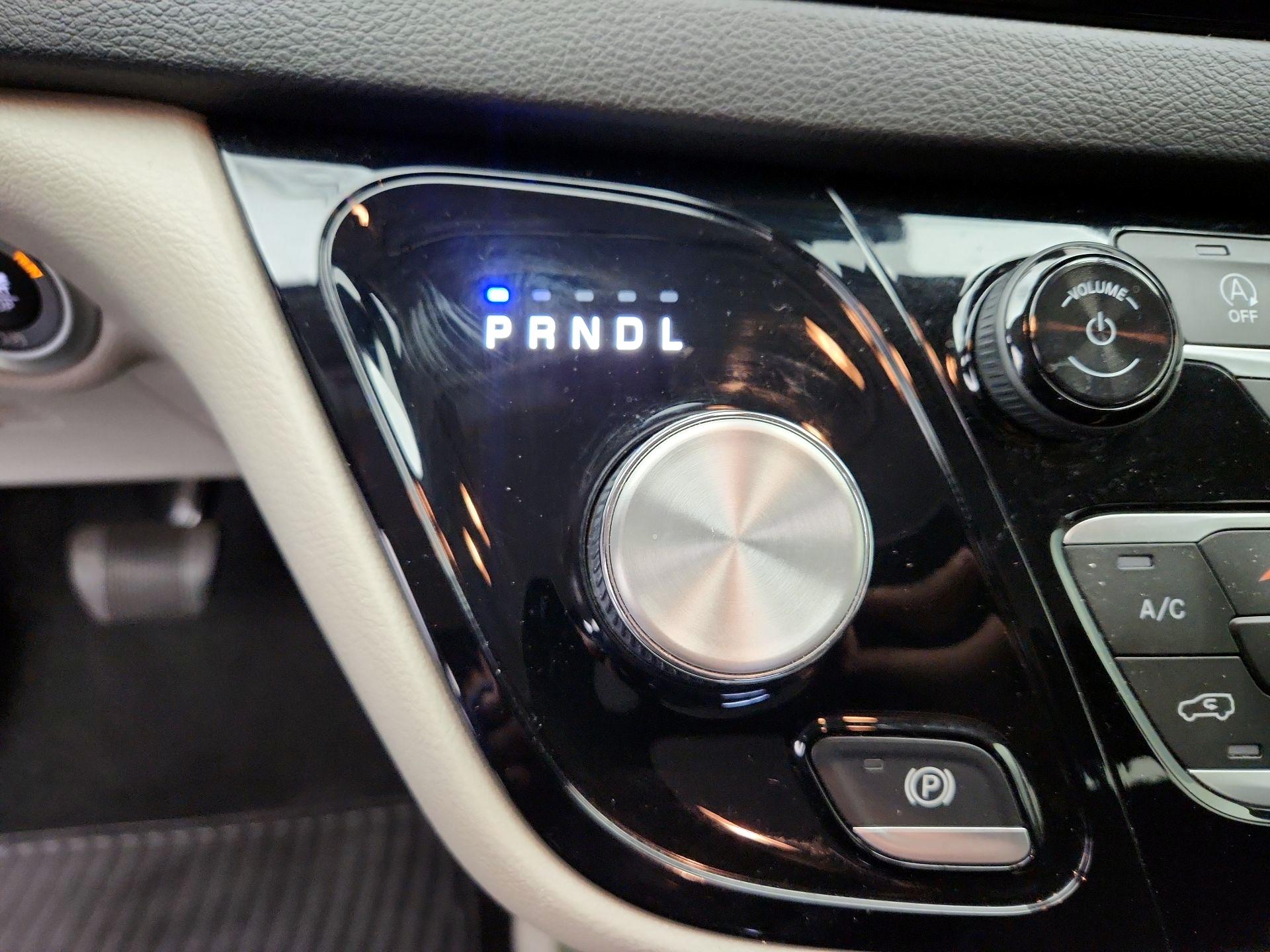 Thumbnail: 2021 Chrysler Voyager - 17