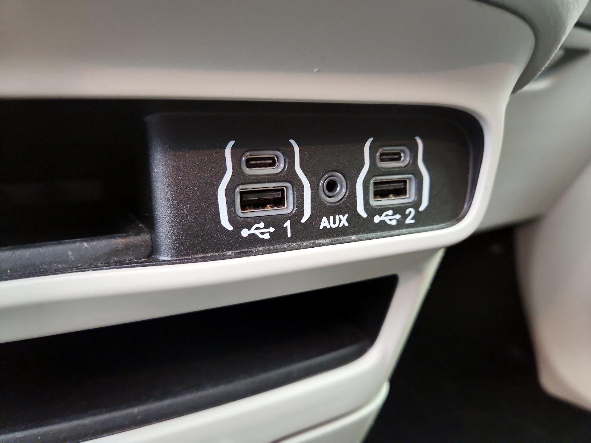 Thumbnail: 2021 Chrysler Voyager - 18