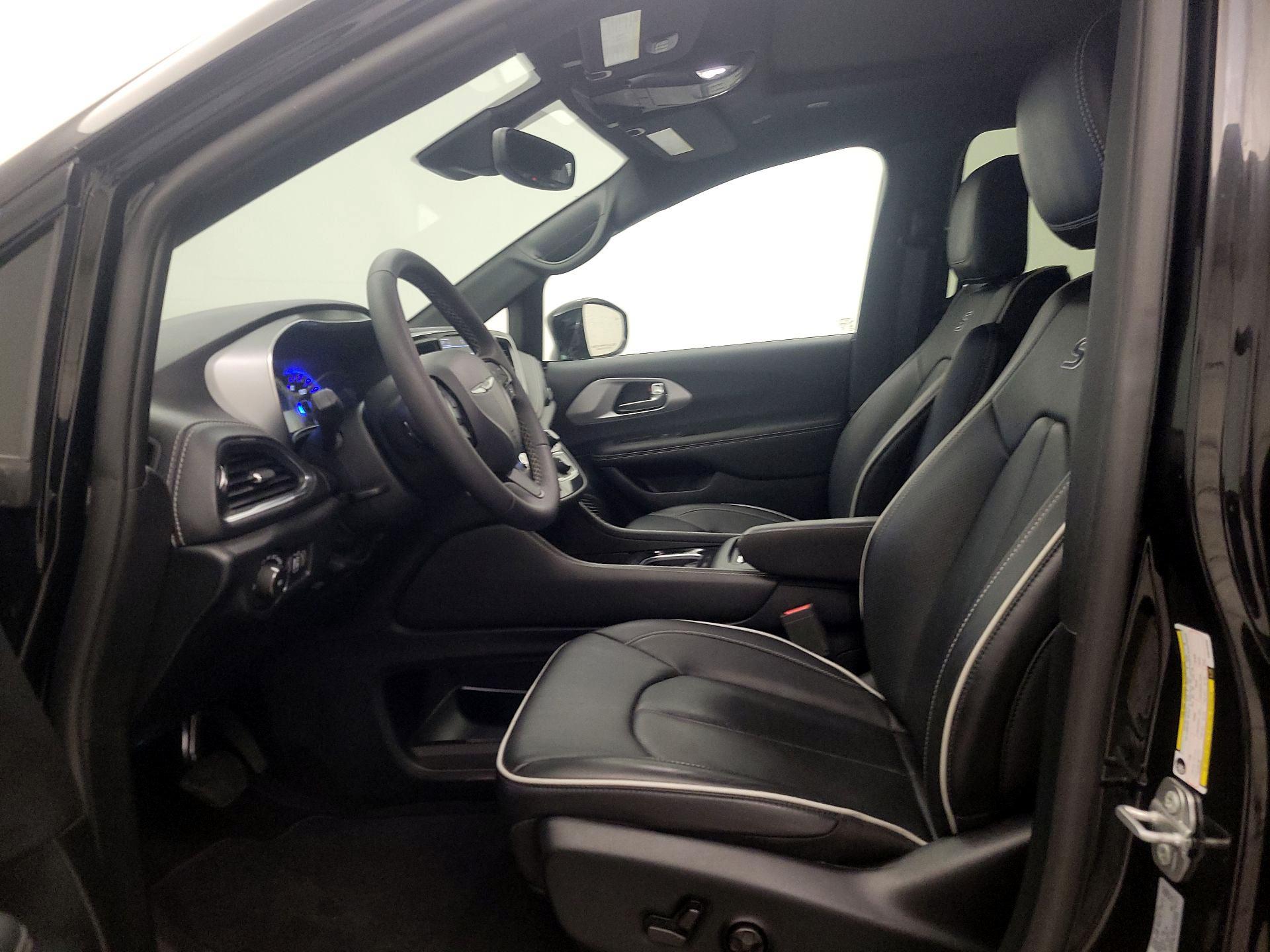 Thumbnail: 2025 Chrysler Pacifica - 11