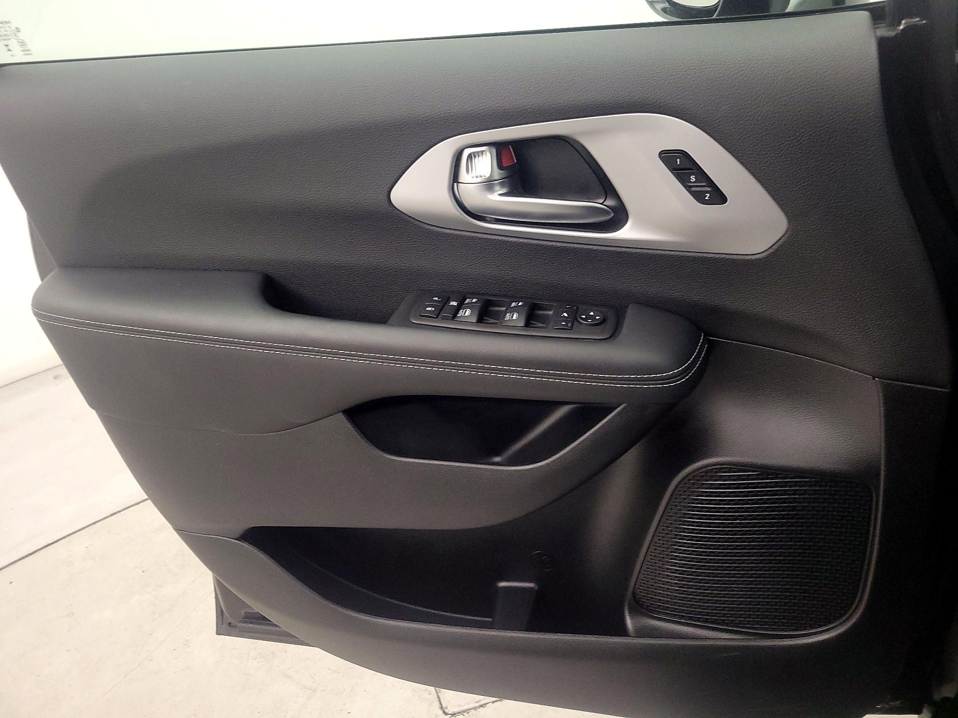 Thumbnail: 2025 Chrysler Pacifica - 12