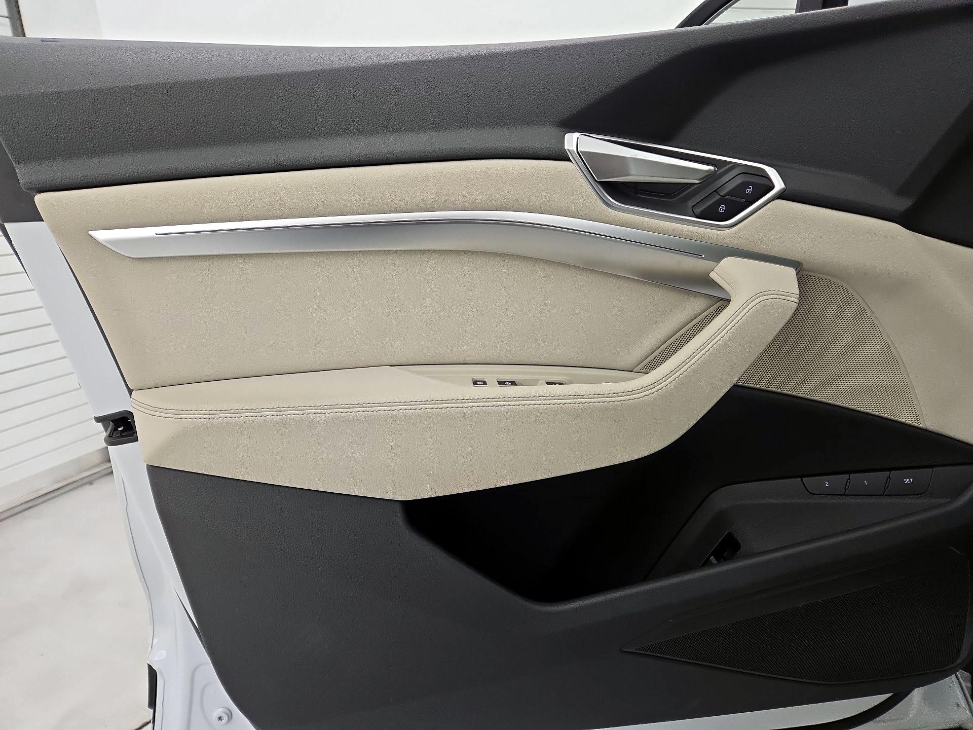 Thumbnail: 2022 Audi e-tron - 12