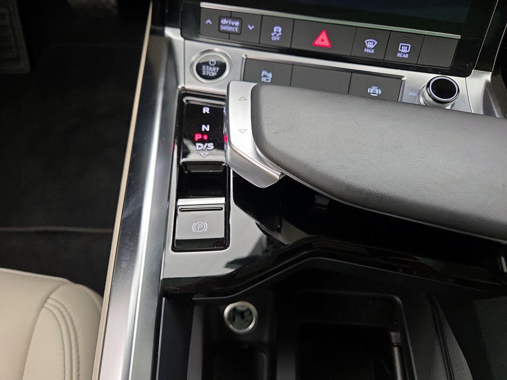 Thumbnail: 2022 Audi e-tron - 16