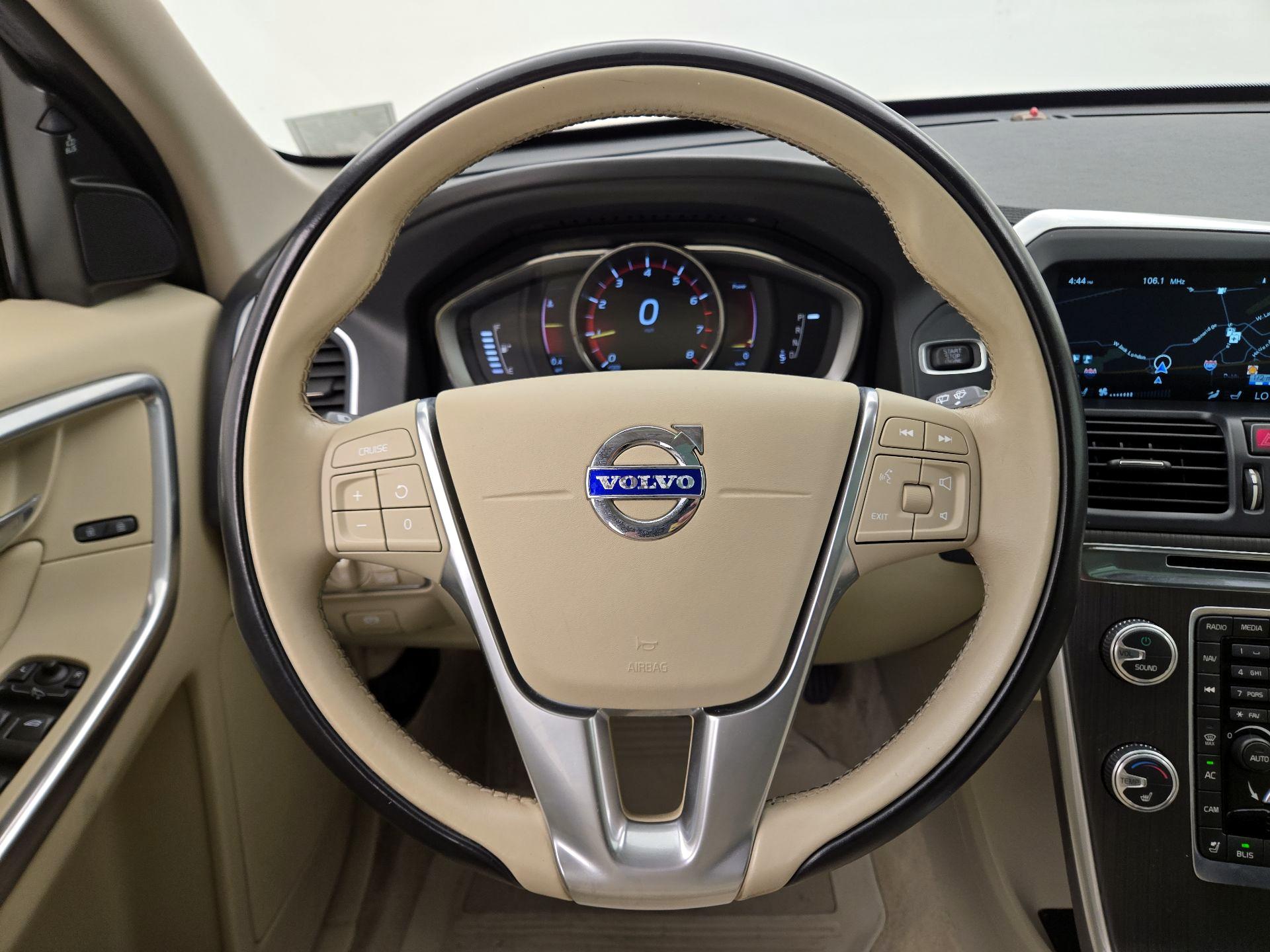 Thumbnail: 2016 Volvo XC60 - 10