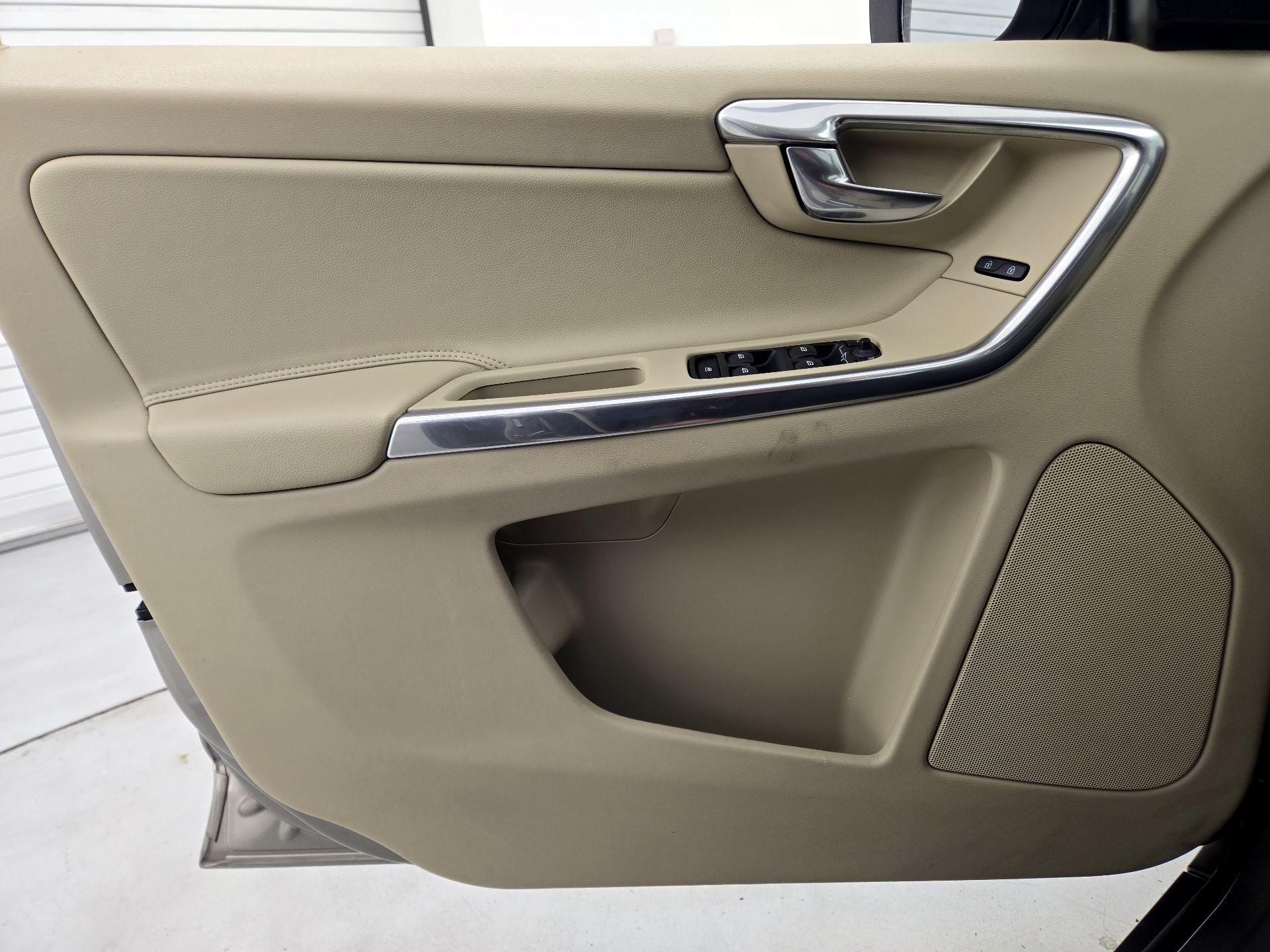 Thumbnail: 2016 Volvo XC60 - 12