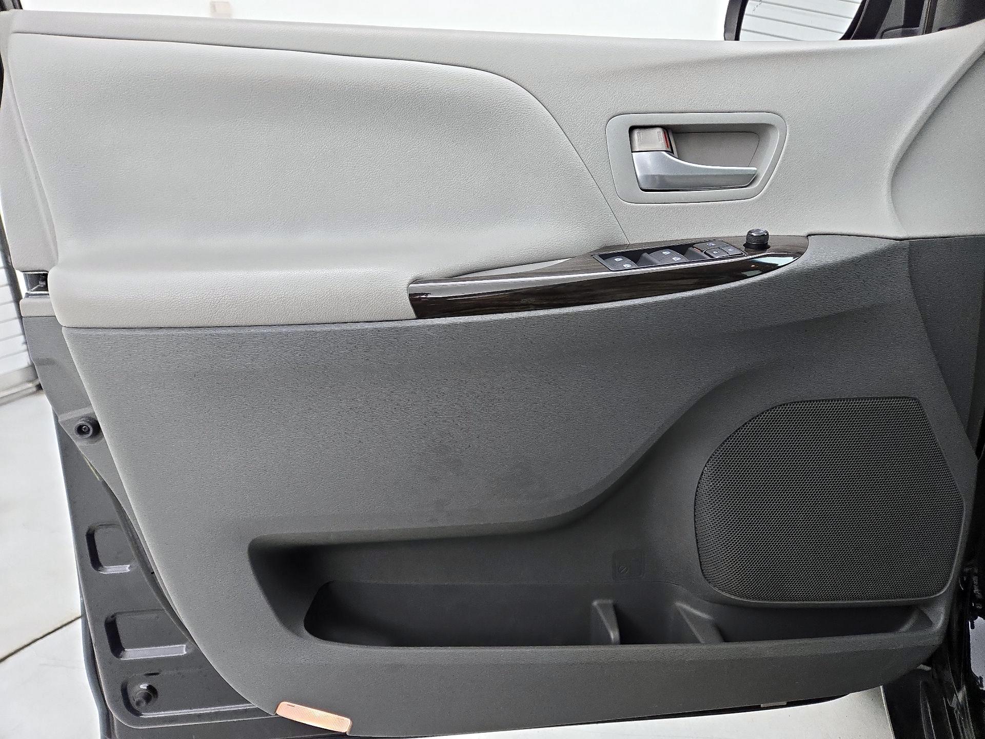 Thumbnail: 2015 Toyota Sienna - 12