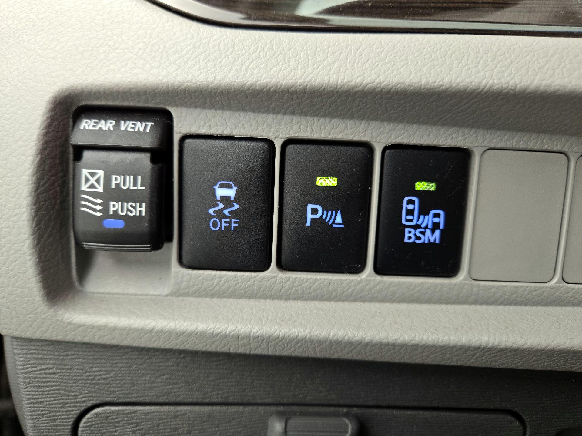 Thumbnail: 2015 Toyota Sienna - 13