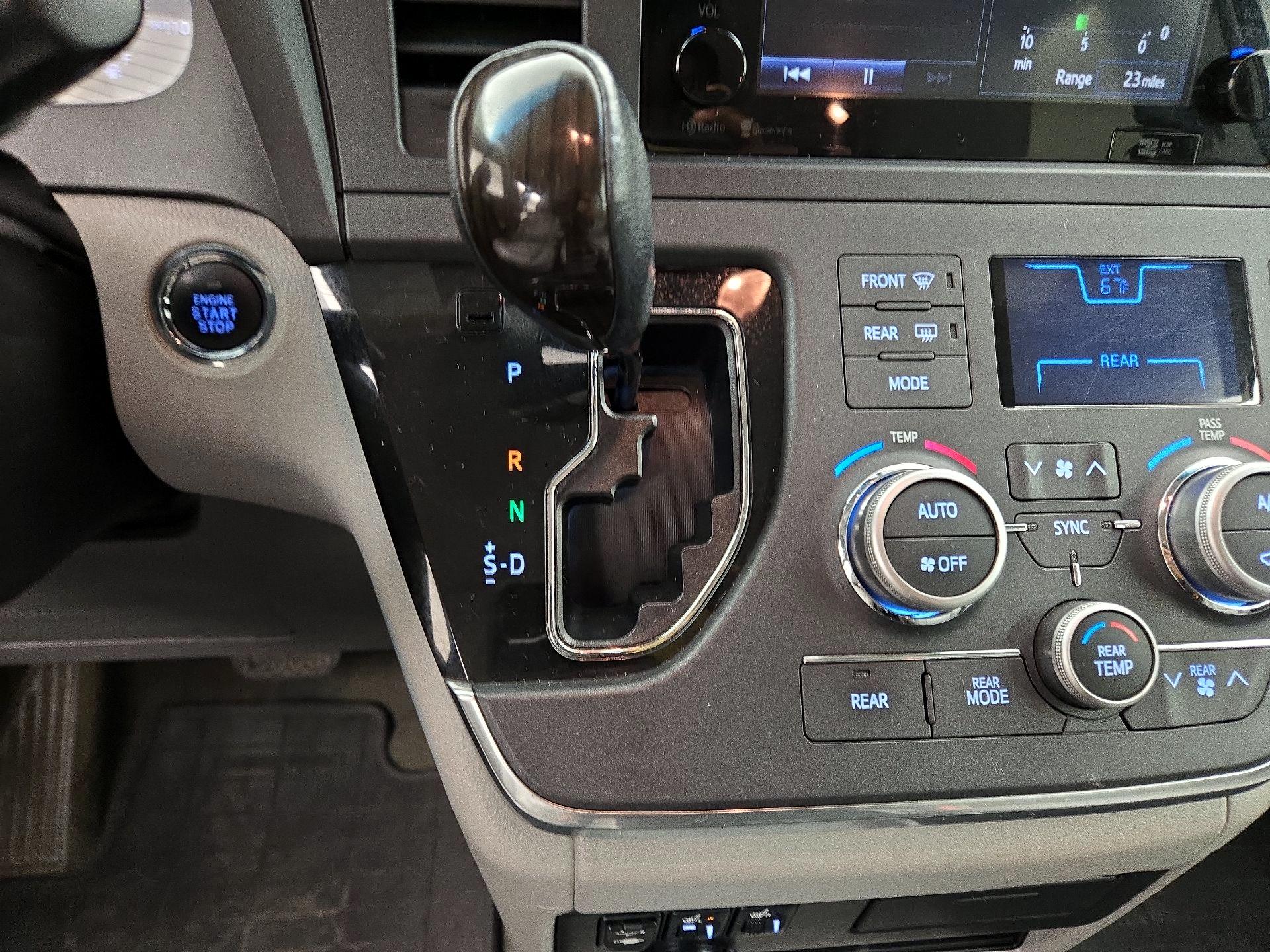 Thumbnail: 2015 Toyota Sienna - 17