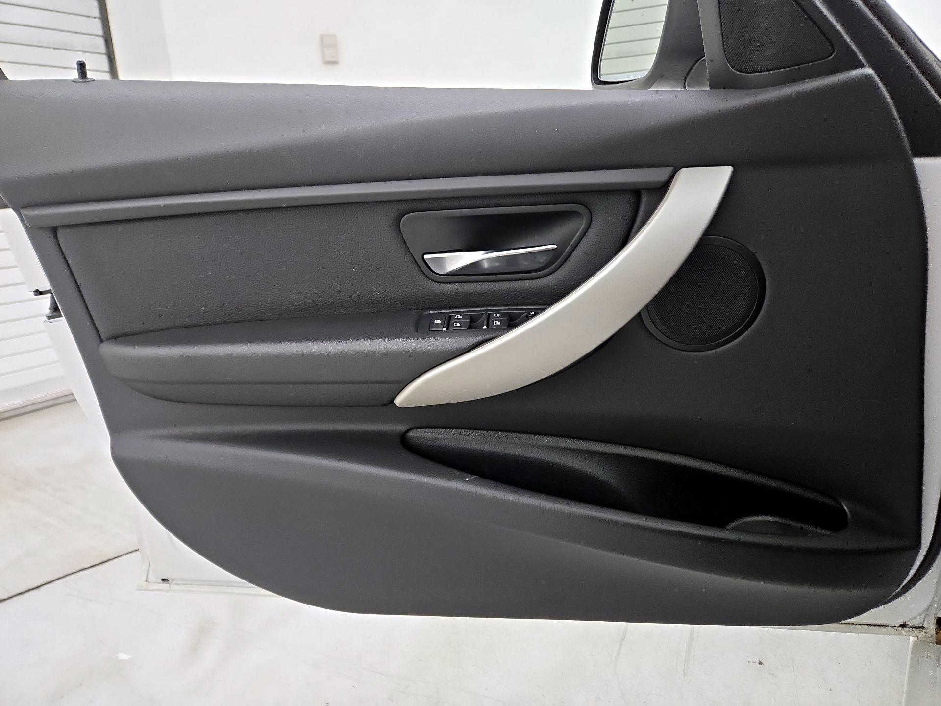 Thumbnail: 2018 BMW 3 Series - 12