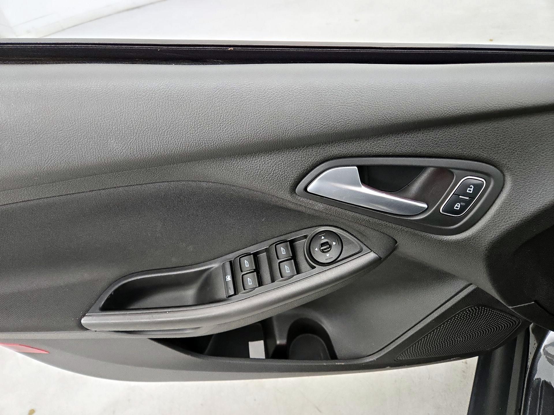 Thumbnail: 2016 Ford Focus - 12