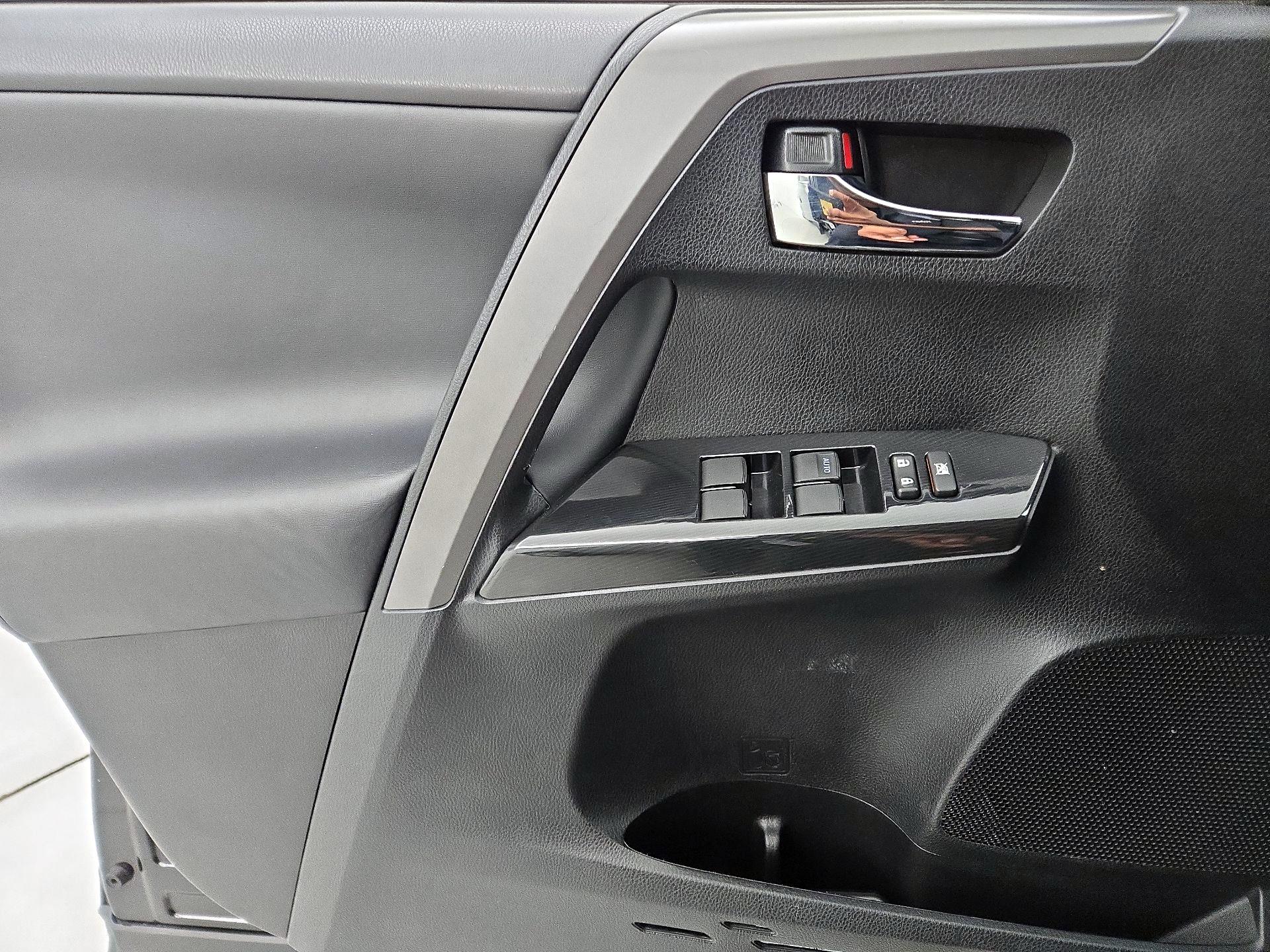 Thumbnail: 2016 Toyota RAV4 - 12