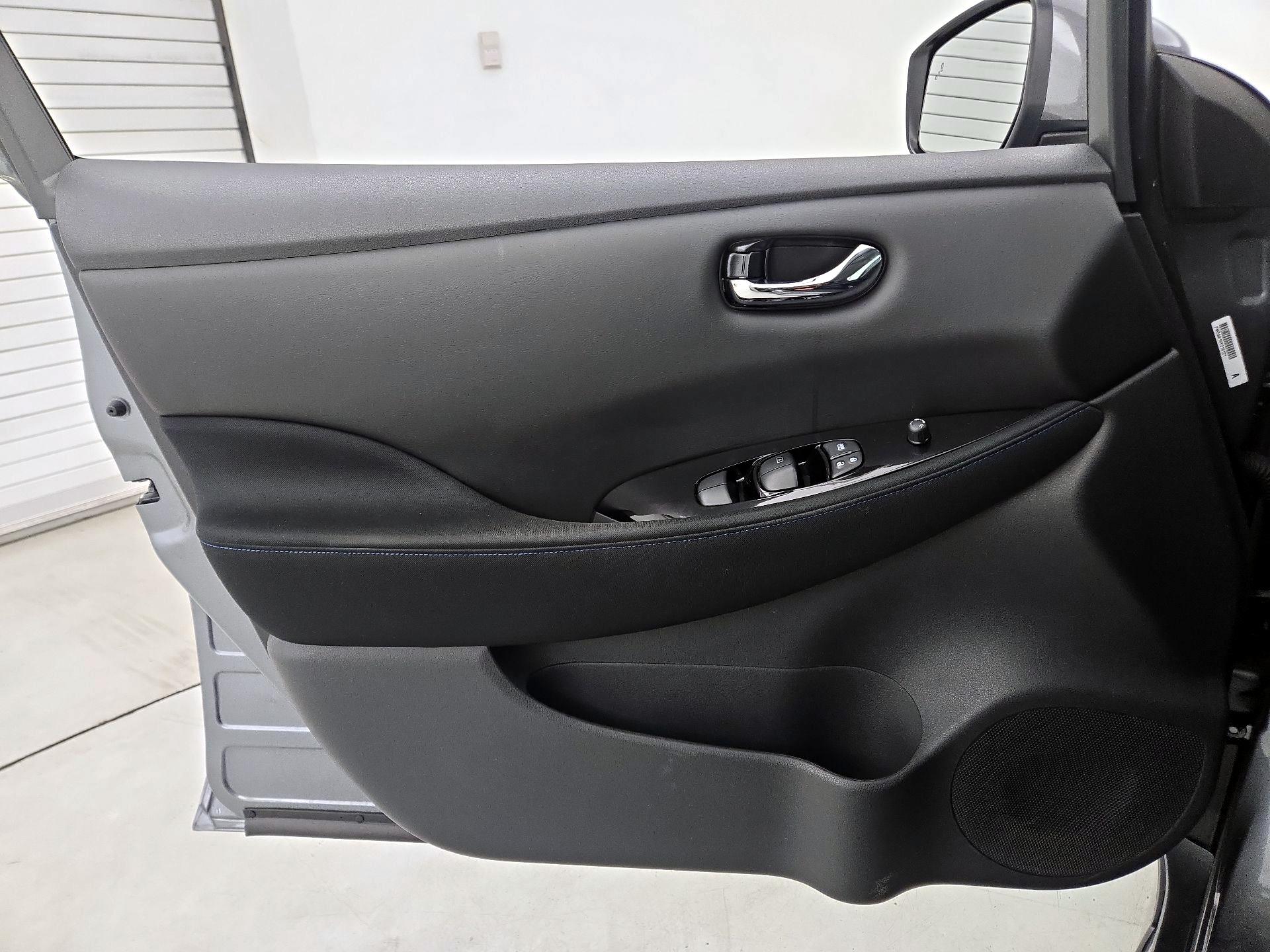 Thumbnail: 2020 Nissan Leaf - 12