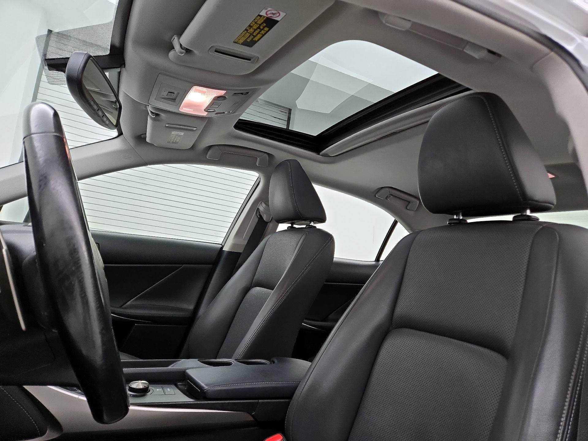 Thumbnail: 2016 Lexus IS - 17