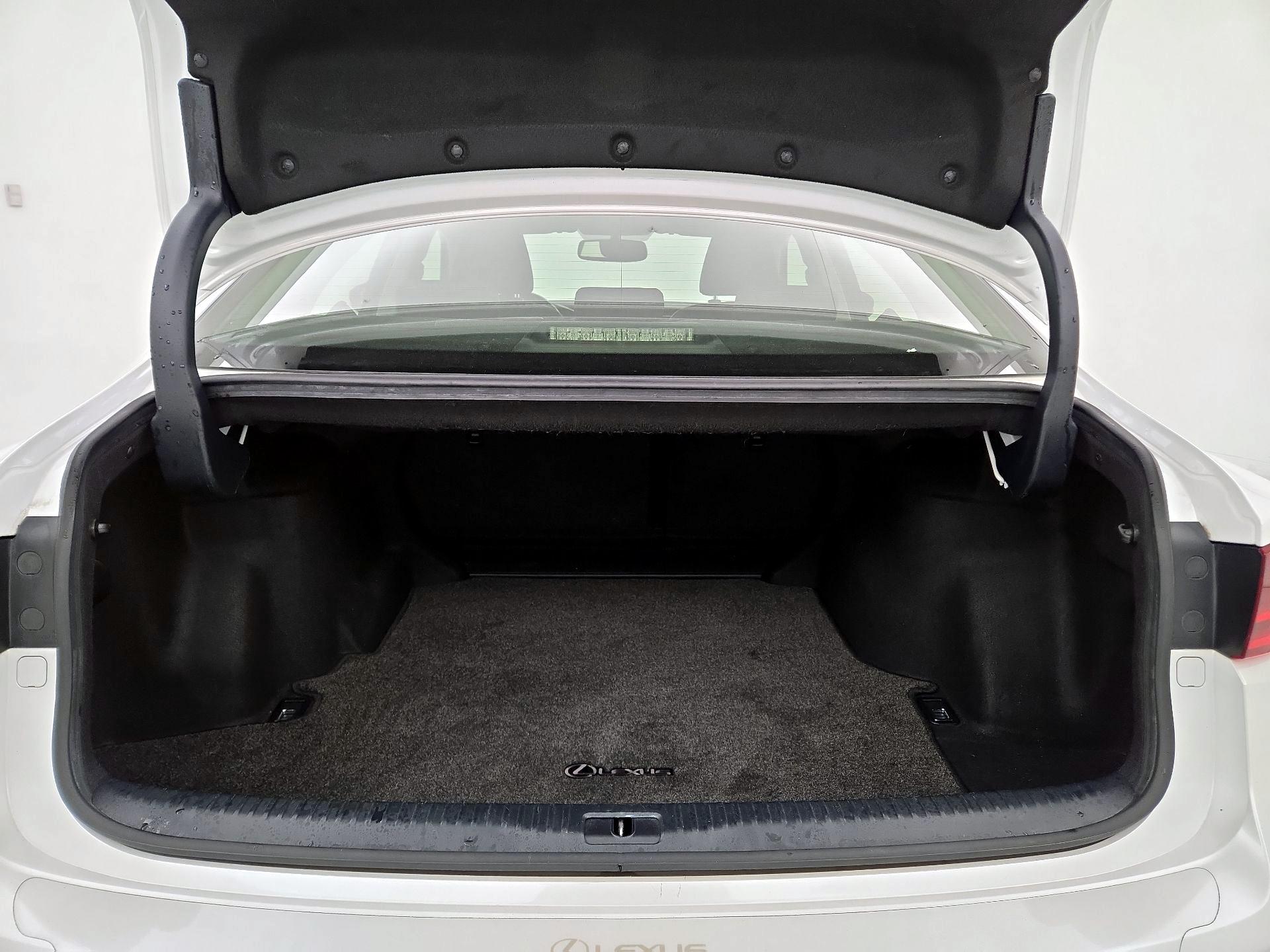 Thumbnail: 2016 Lexus IS - 19