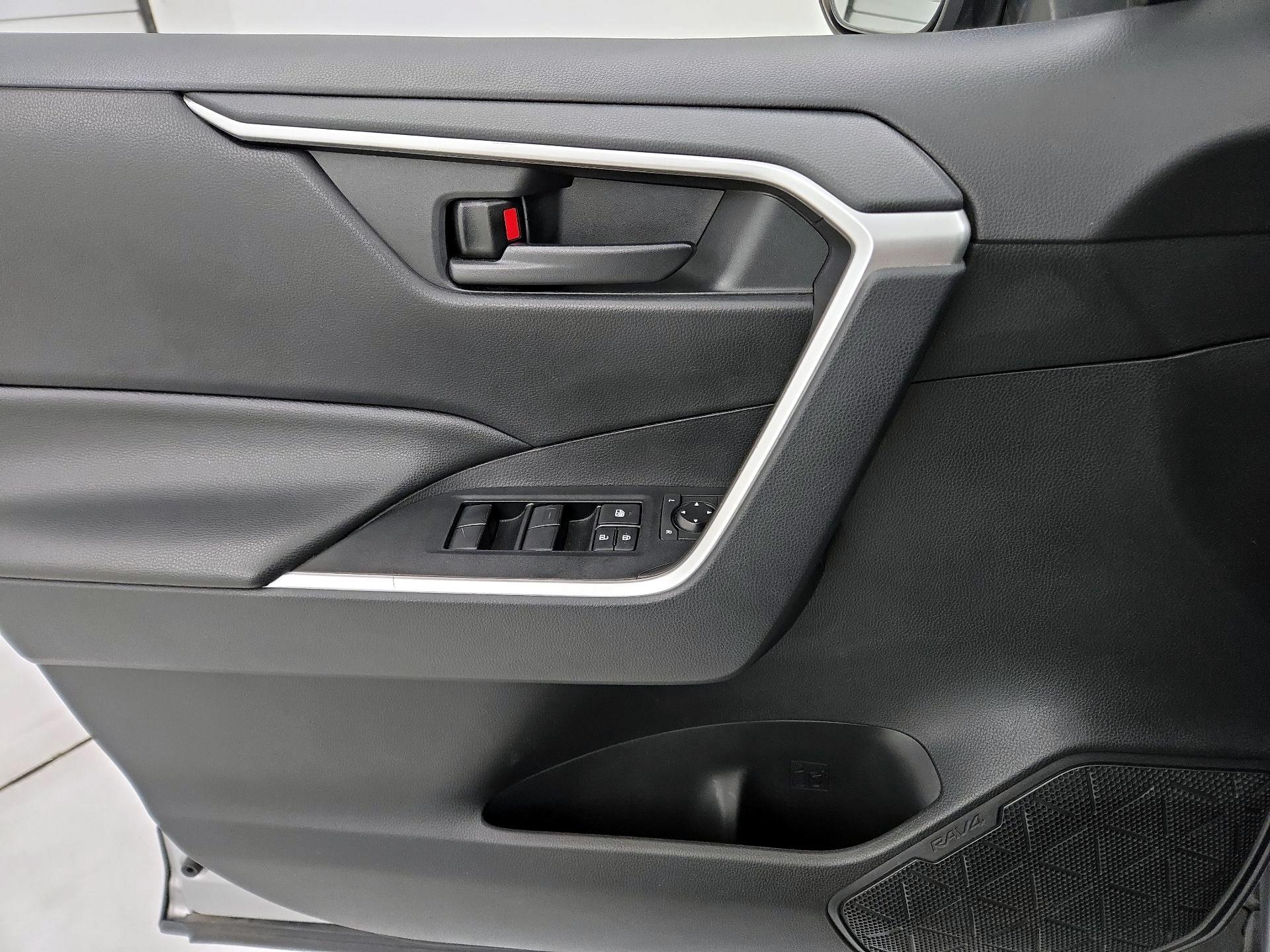 Thumbnail: 2019 Toyota RAV4 - 12