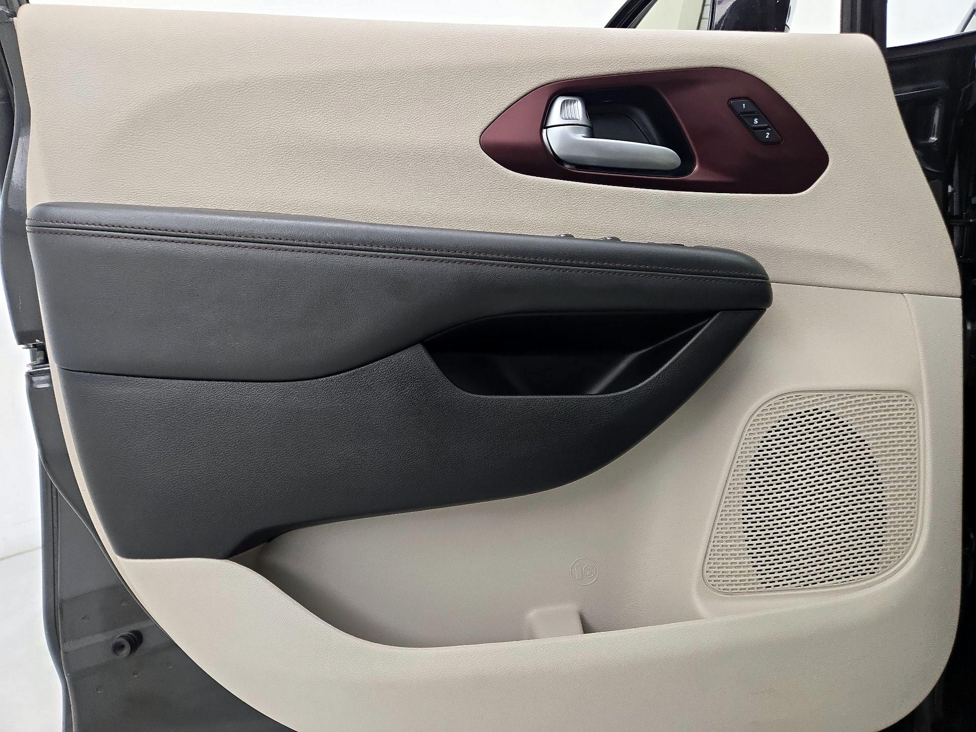 Thumbnail: 2017 Chrysler Pacifica - 12