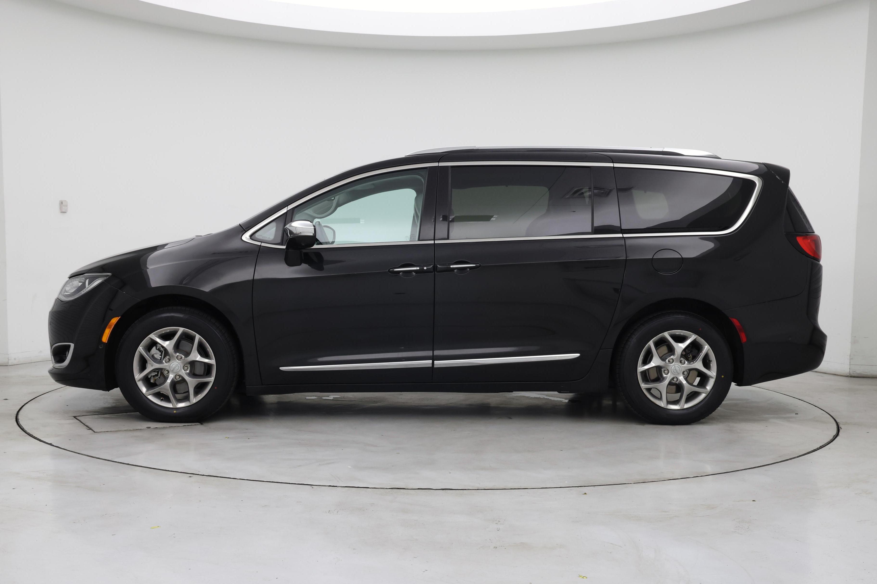 Thumbnail: 2017 Chrysler Pacifica - 3