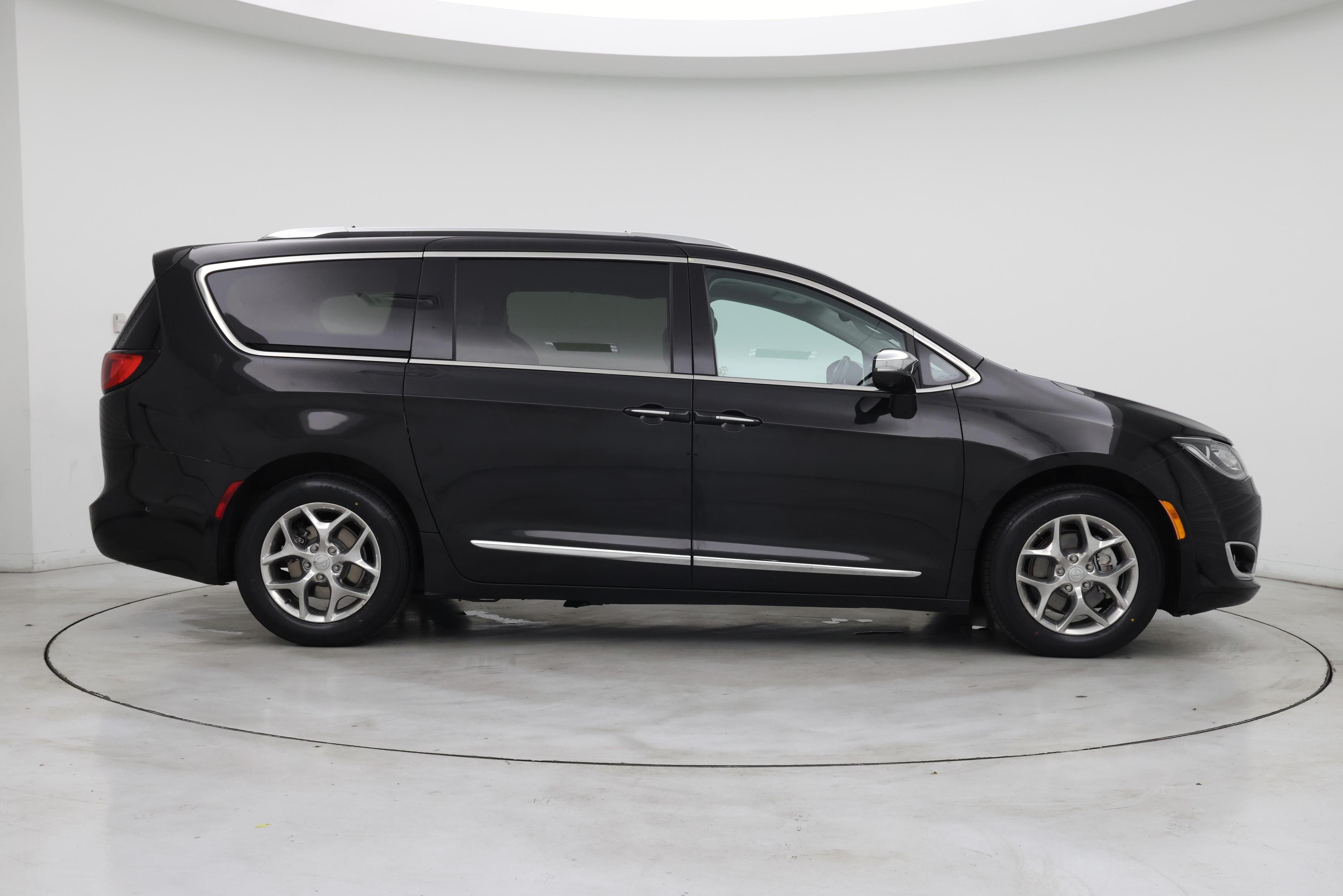 Thumbnail: 2017 Chrysler Pacifica - 7