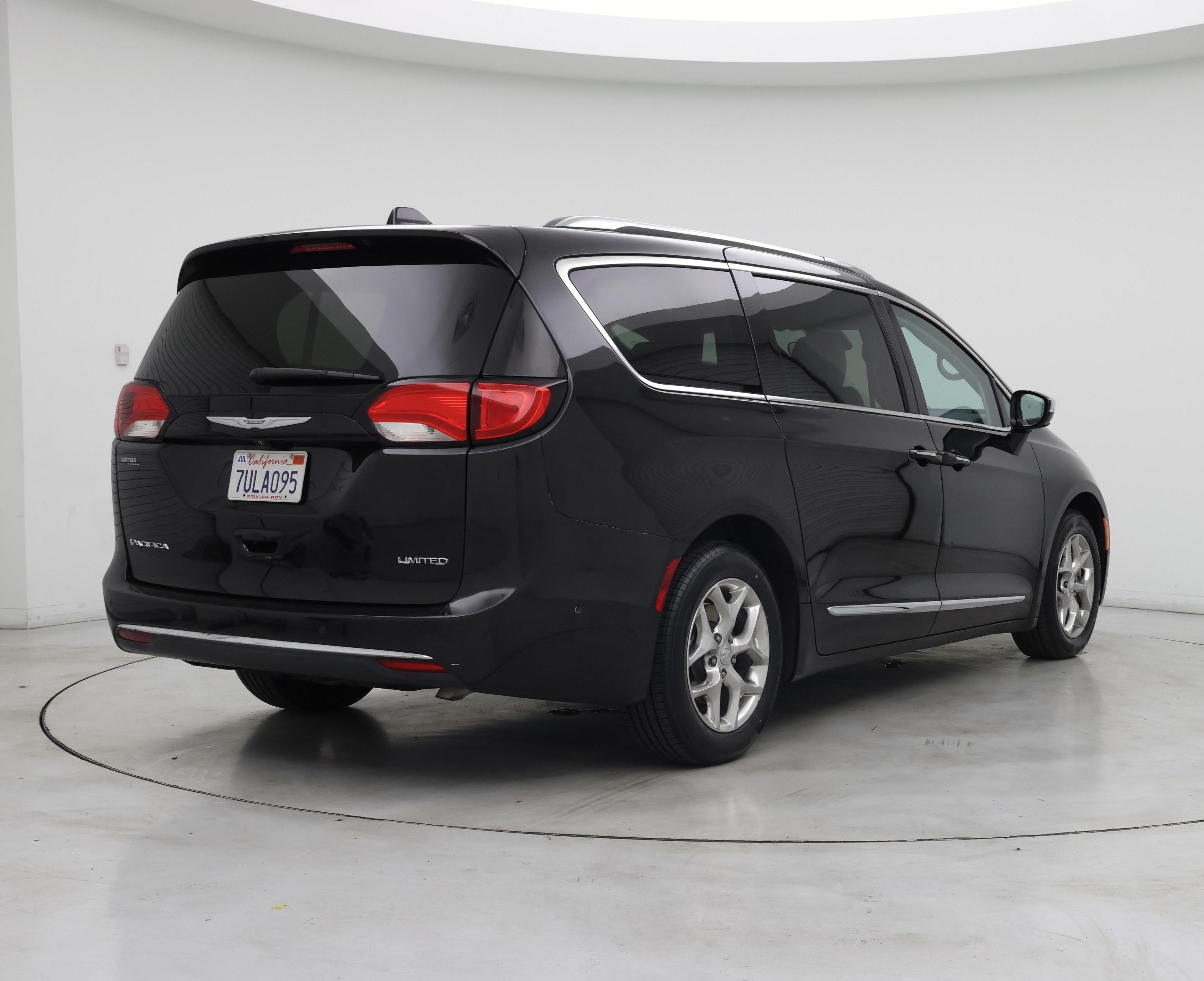 Thumbnail: 2017 Chrysler Pacifica - 8