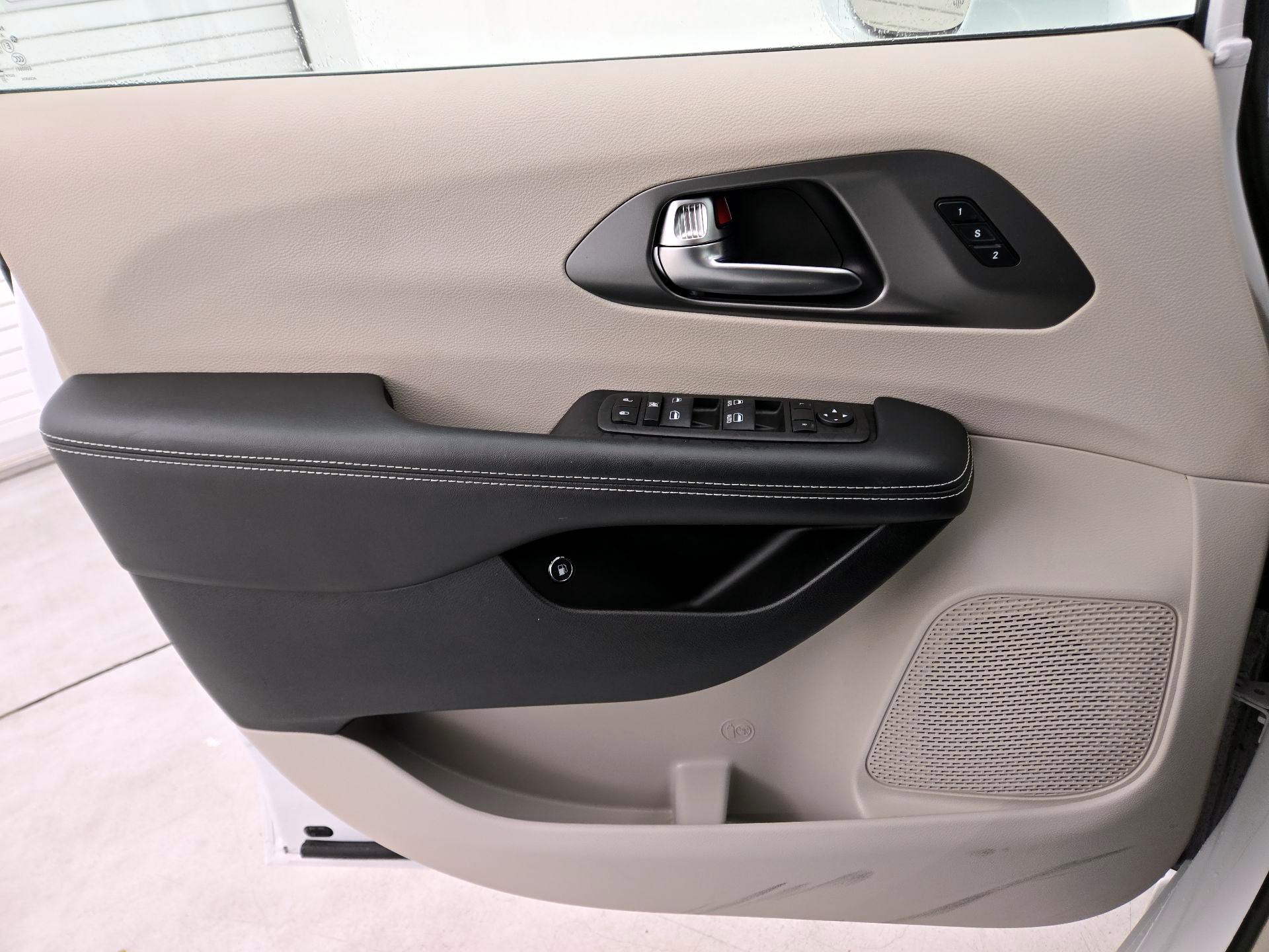 Thumbnail: 2022 Chrysler Pacifica - 12