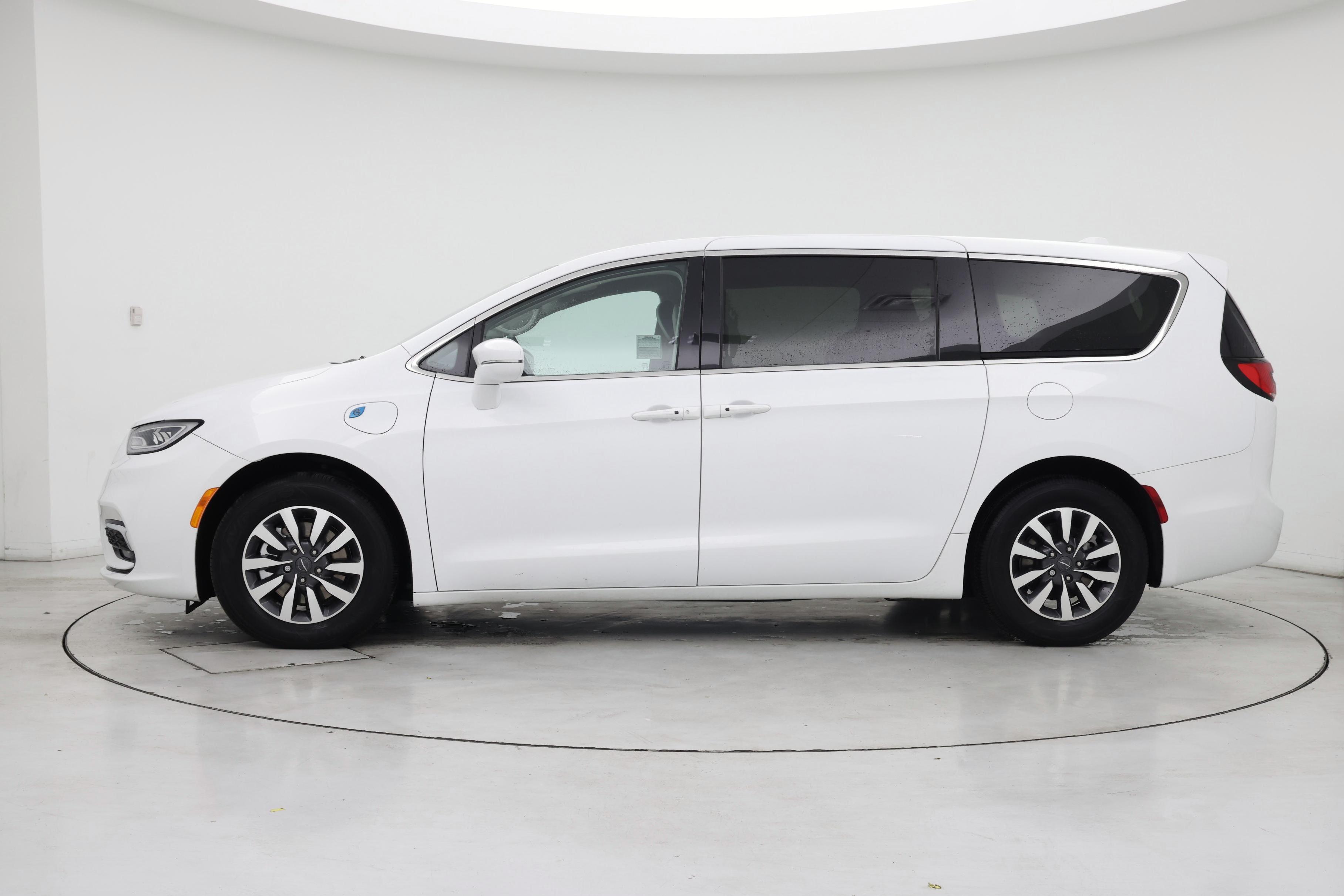 Thumbnail: 2022 Chrysler Pacifica - 3