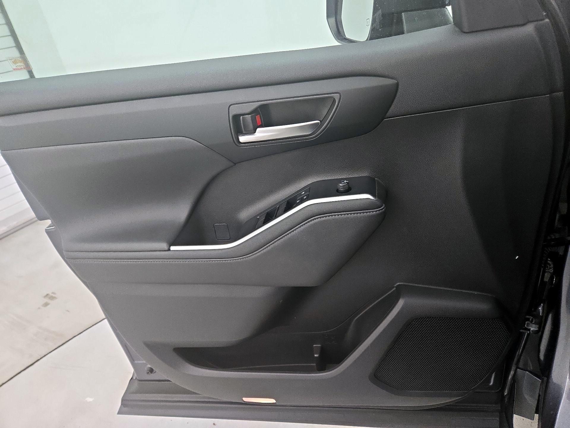 Thumbnail: 2020 Toyota Highlander - 12