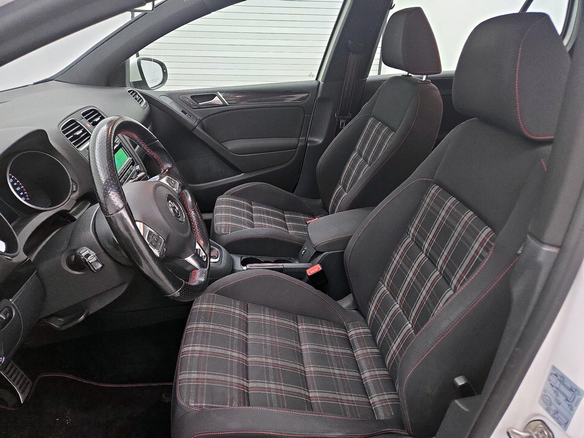 Thumbnail: 2014 Volkswagen Golf - 11