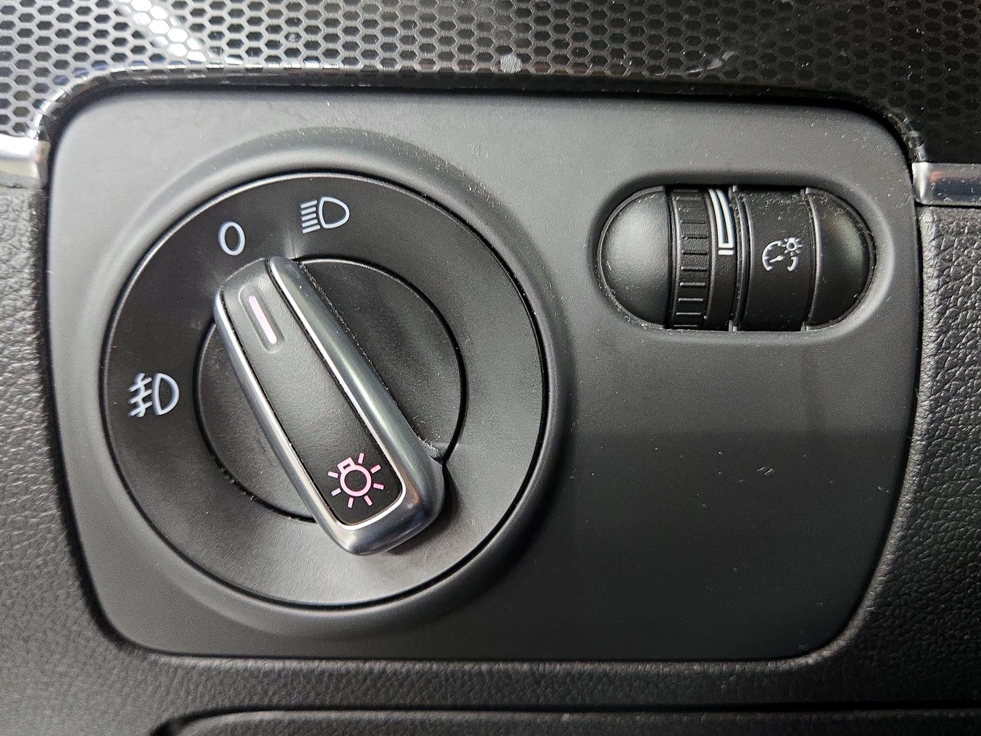 Thumbnail: 2014 Volkswagen Golf - 13