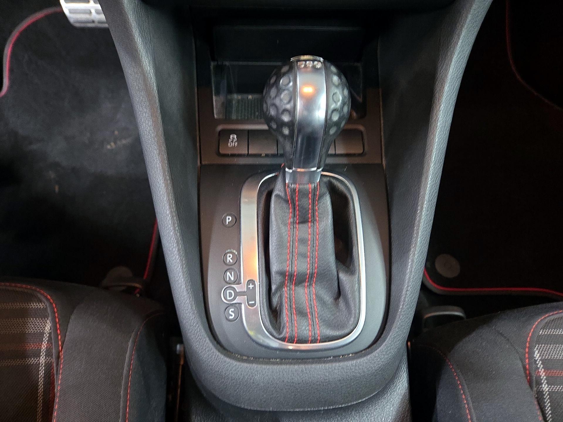 Thumbnail: 2014 Volkswagen Golf - 16