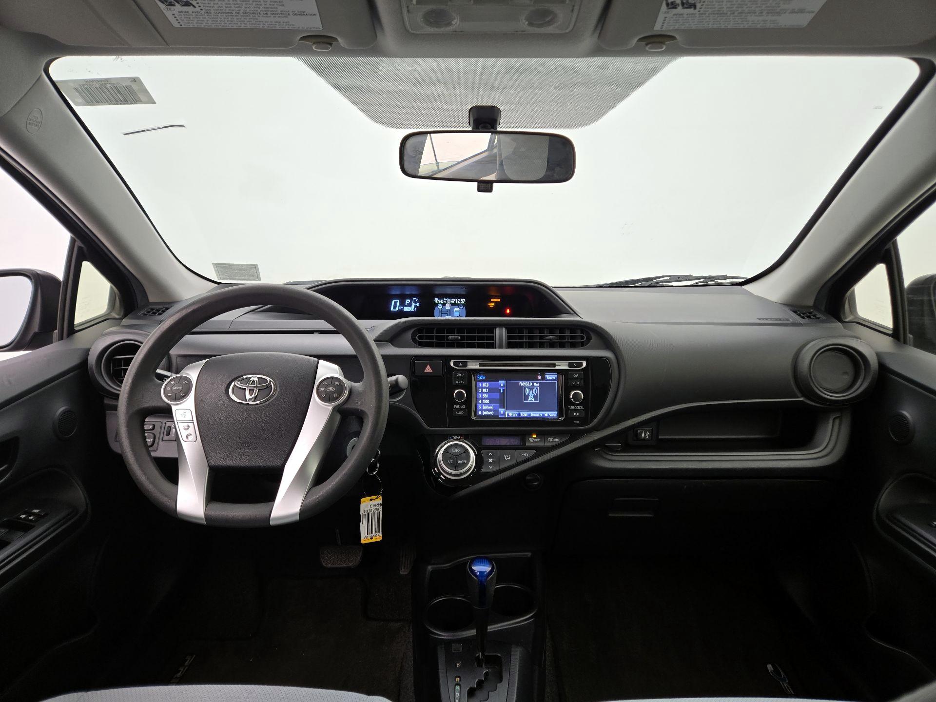 Thumbnail: 2015 Toyota Prius c - 9