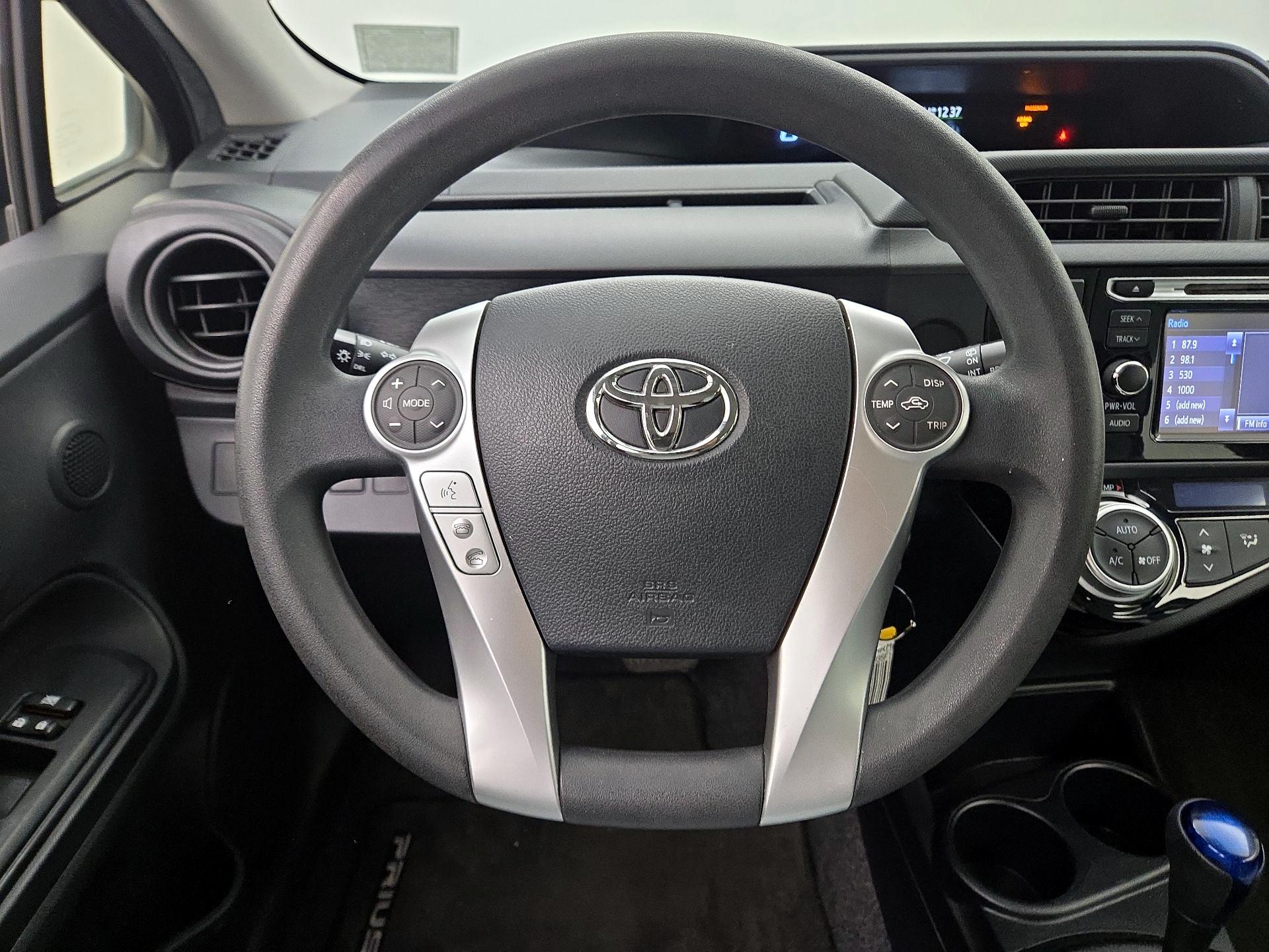 Thumbnail: 2015 Toyota Prius c - 10