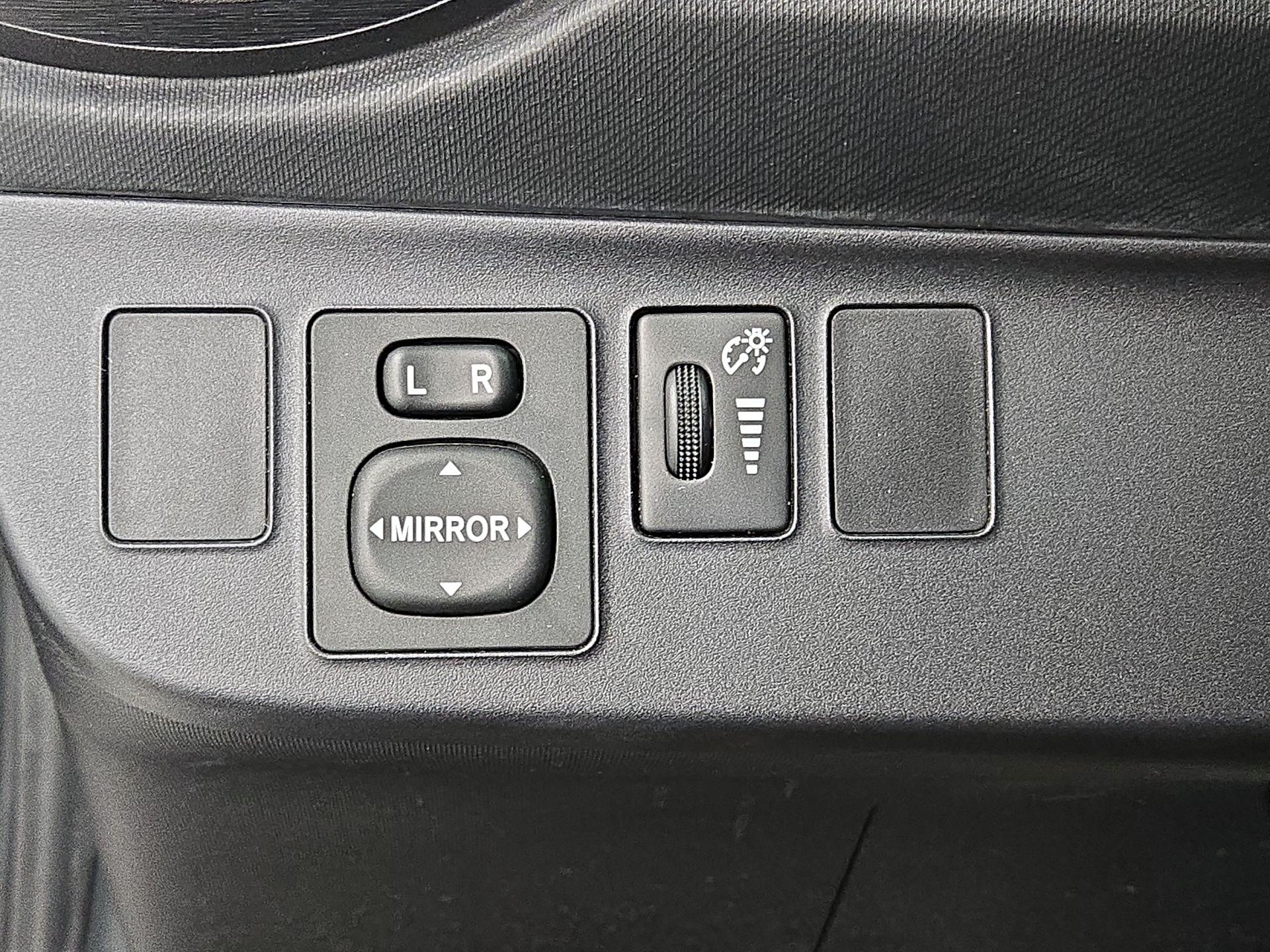 Thumbnail: 2015 Toyota Prius c - 13