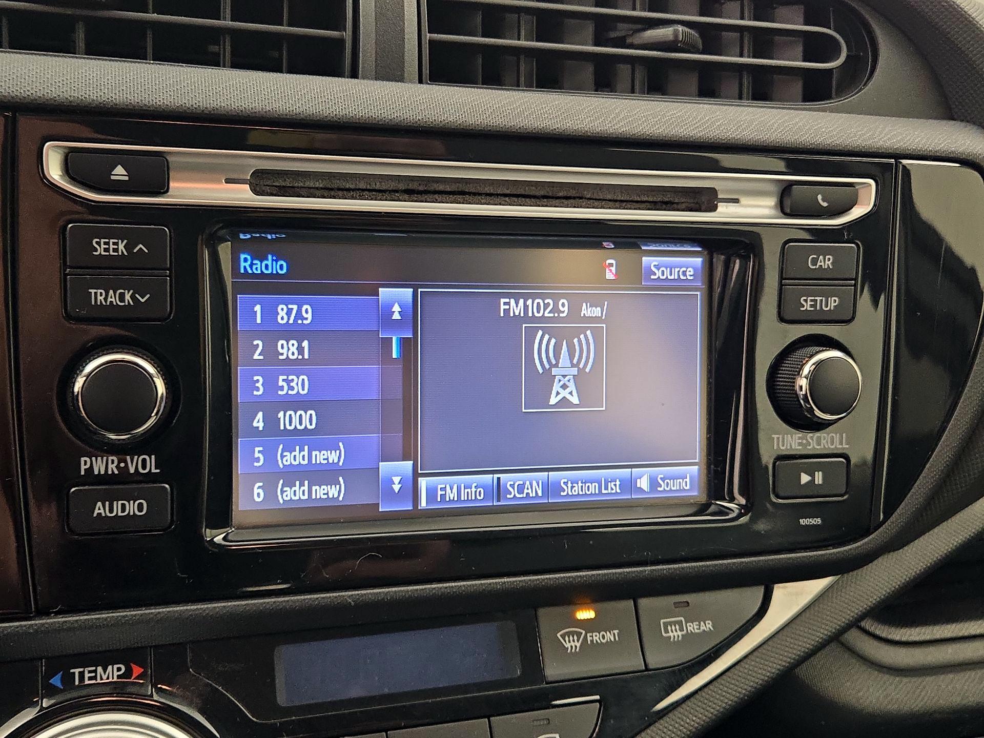 Thumbnail: 2015 Toyota Prius c - 14