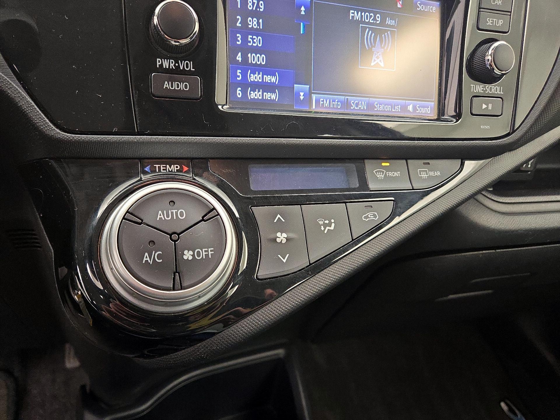 Thumbnail: 2015 Toyota Prius c - 15