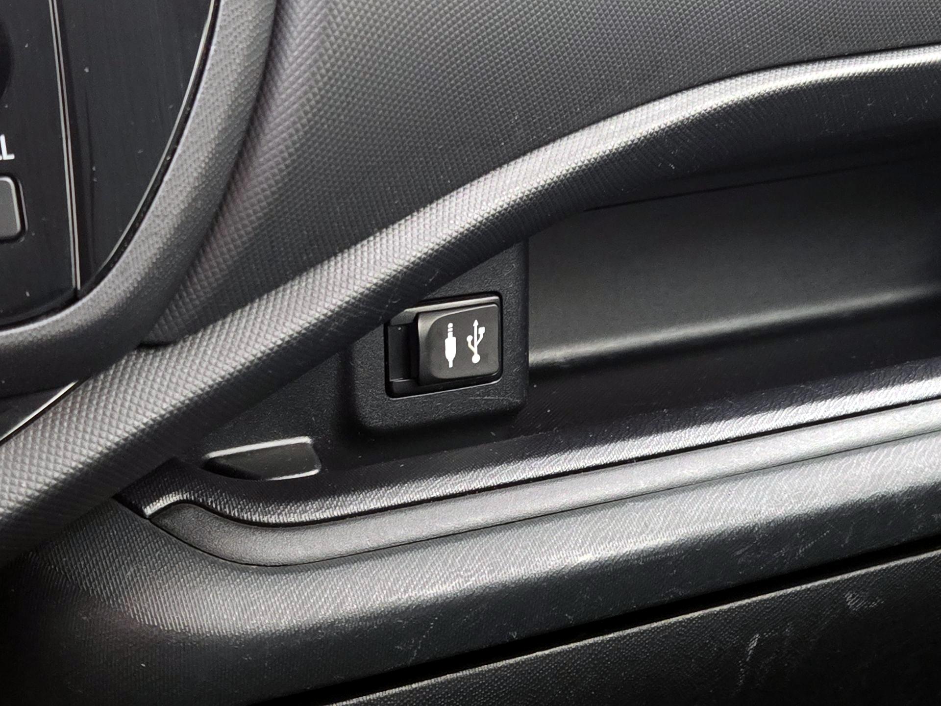 Thumbnail: 2015 Toyota Prius c - 17