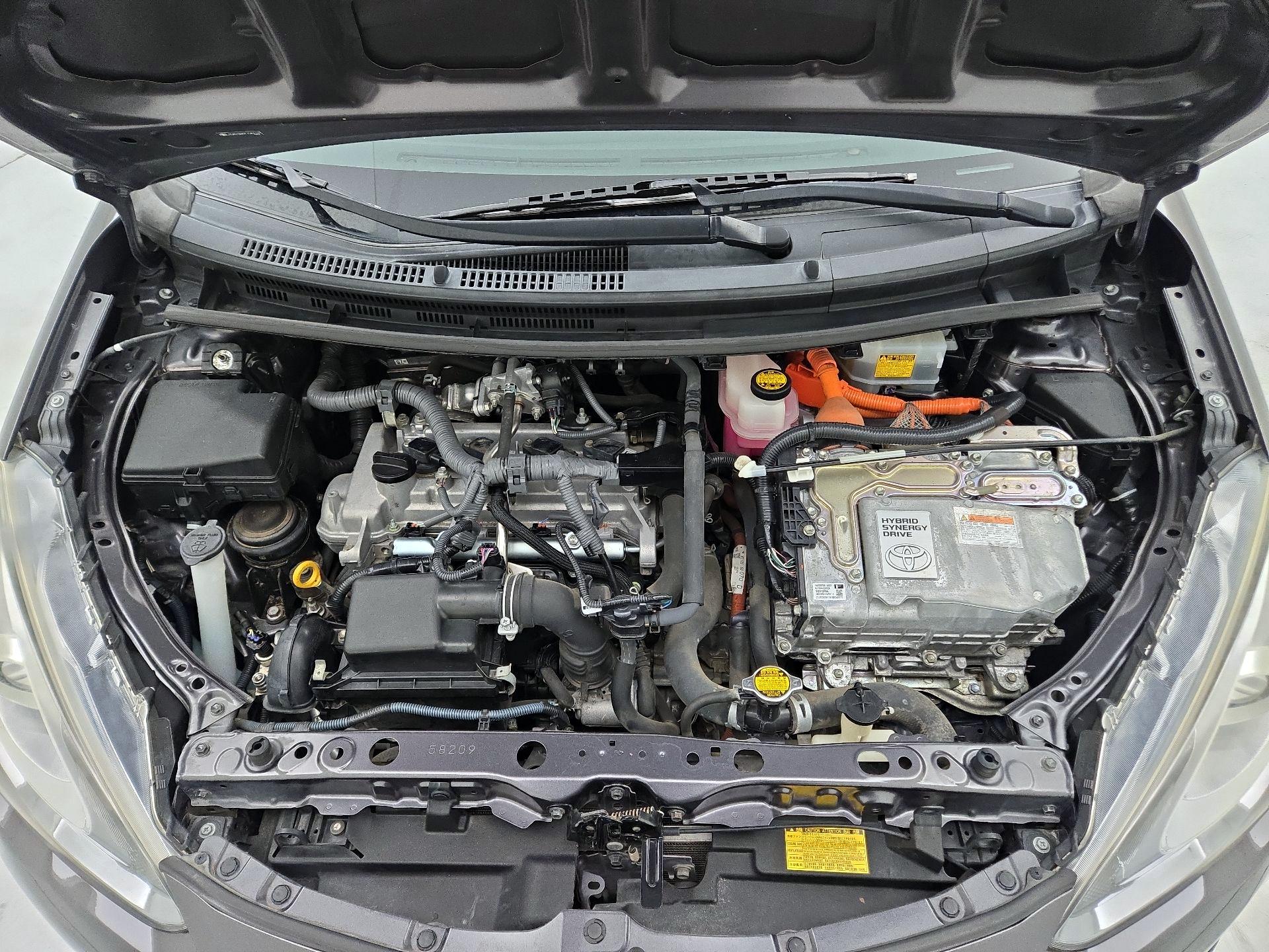 Thumbnail: 2015 Toyota Prius c - 20