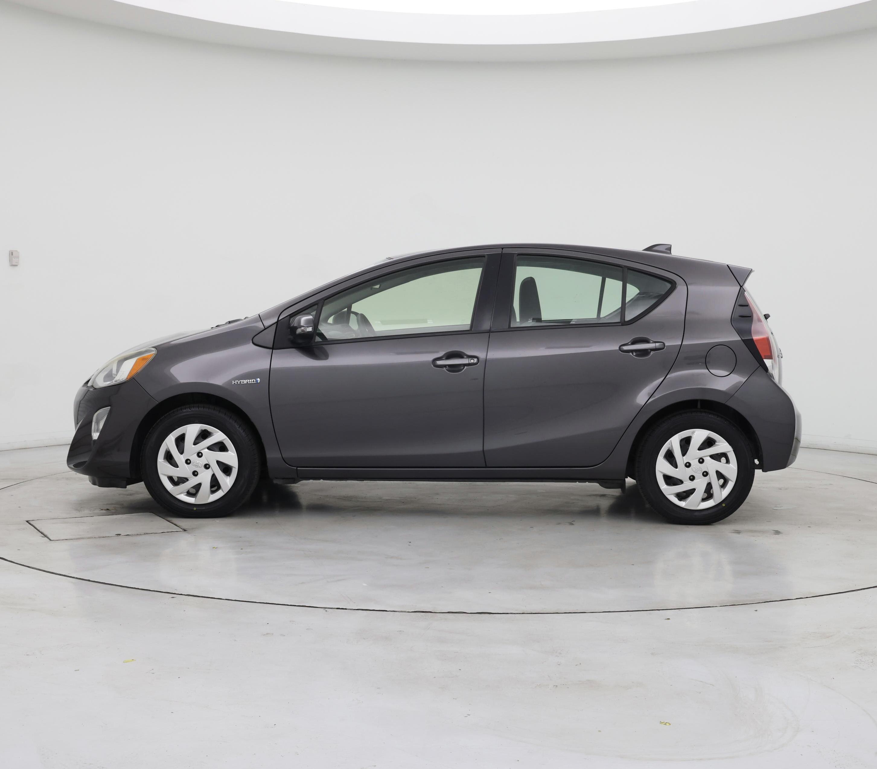 Thumbnail: 2015 Toyota Prius c - 3