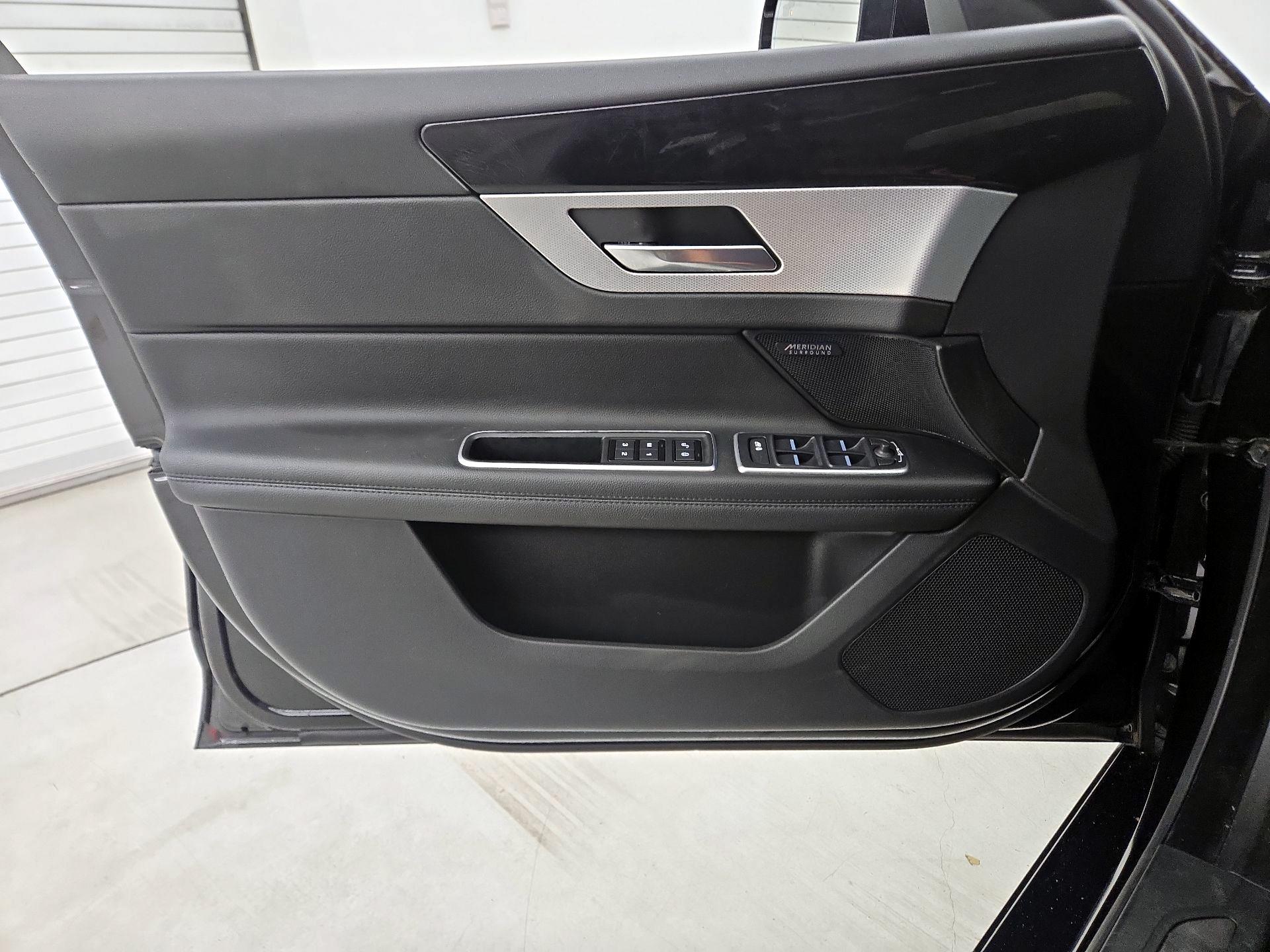 Thumbnail: 2017 Jaguar XF - 12