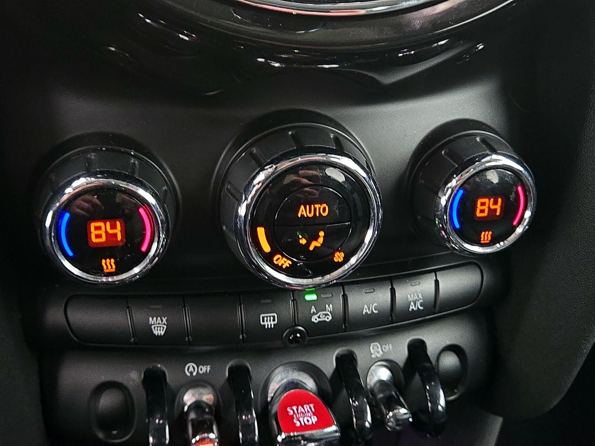 Thumbnail: 2015 MINI Cooper Hardtop - 17