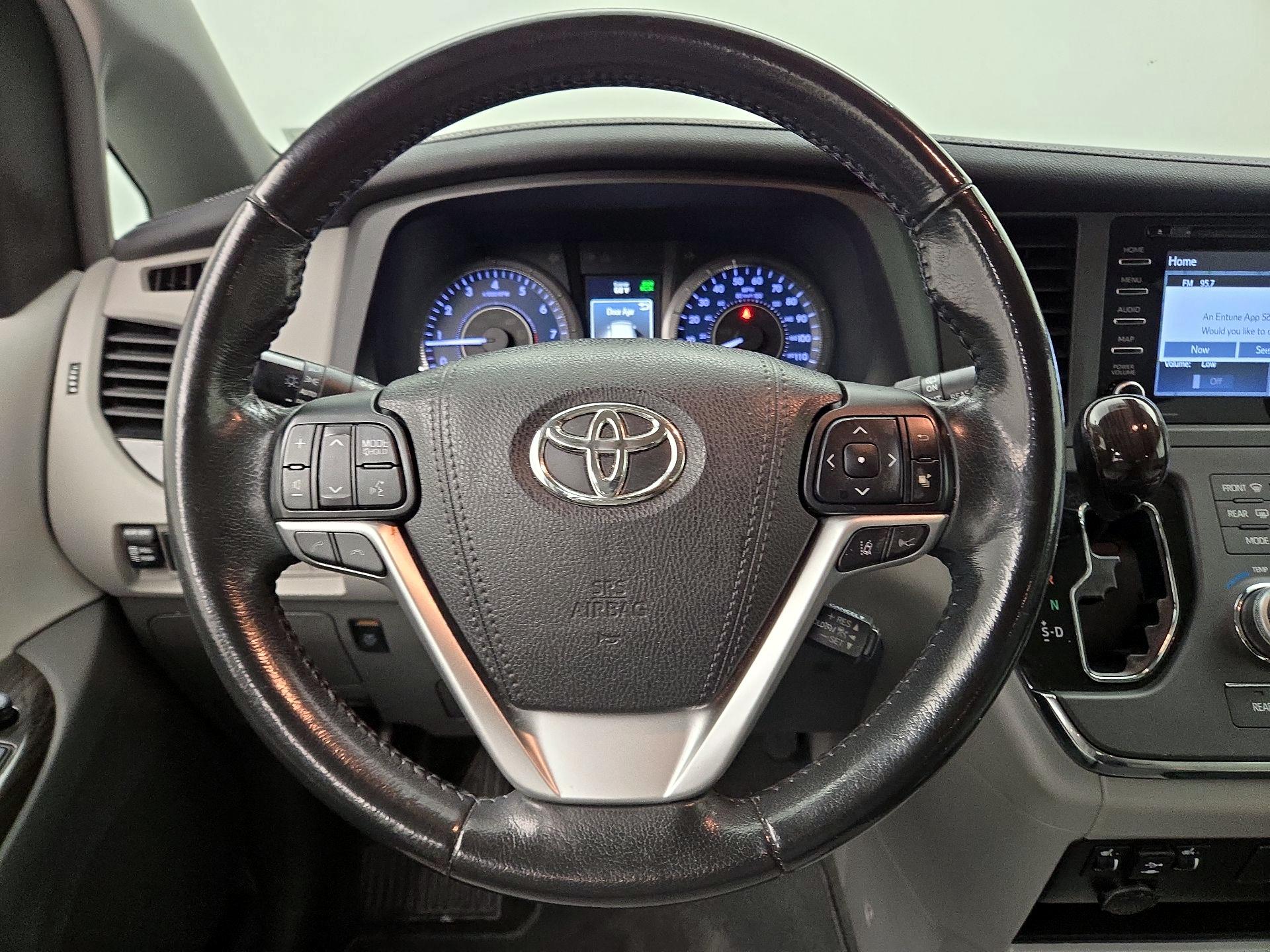 Thumbnail: 2018 Toyota Sienna - 10