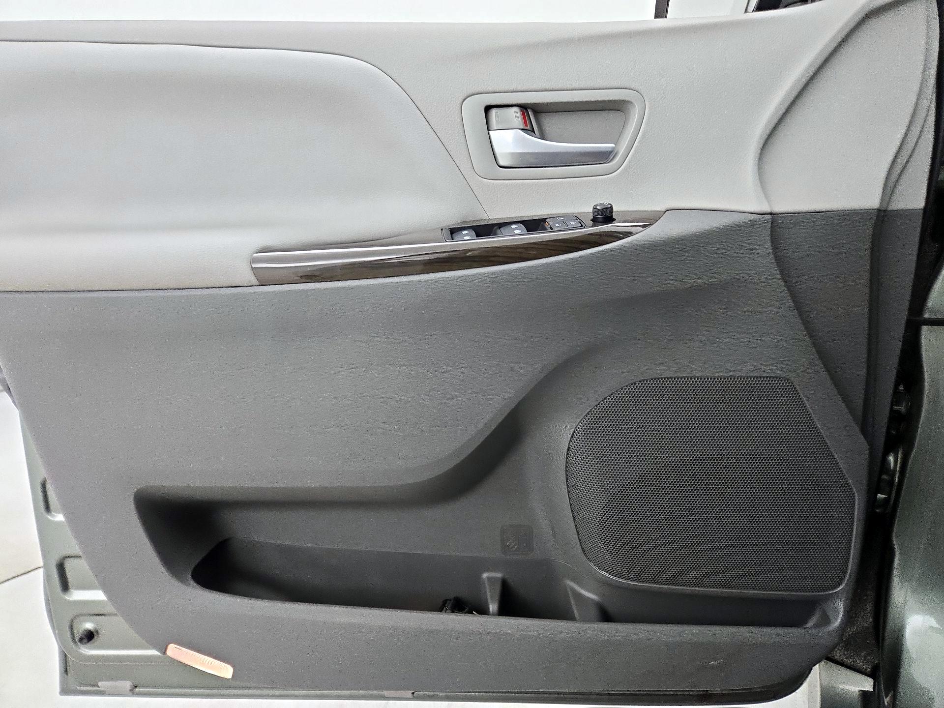 Thumbnail: 2018 Toyota Sienna - 12