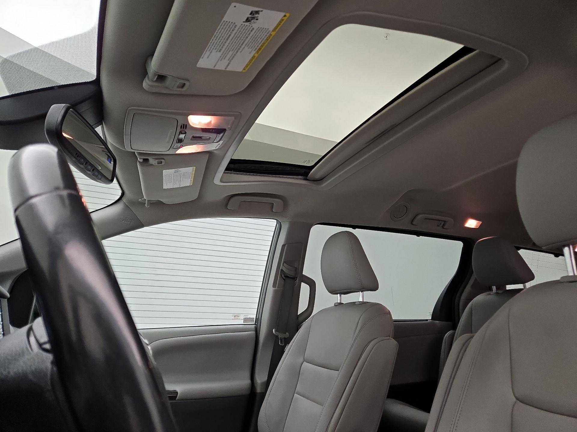 Thumbnail: 2018 Toyota Sienna - 19